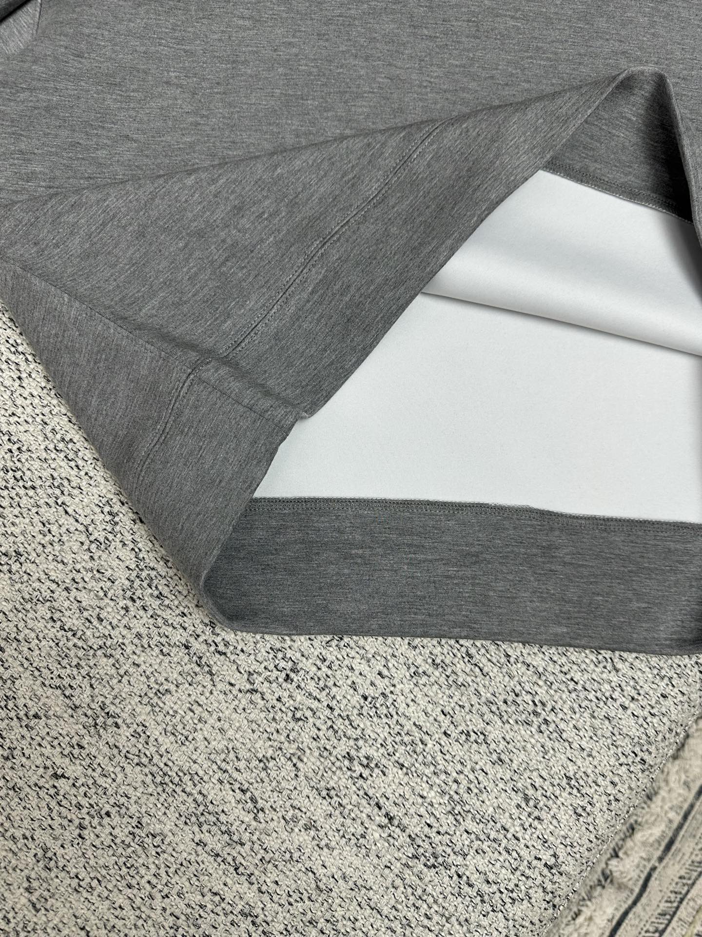 驴家 25ss新款连帽衫邂逅当季秀场的标志性元素，以双面针织裁出舒适短款版型。领口结构恰似 Monogr