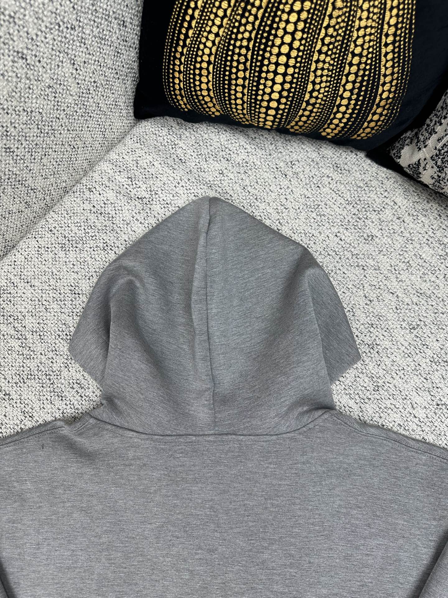 驴家 25ss新款连帽衫邂逅当季秀场的标志性元素，以双面针织裁出舒适短款版型。领口结构恰似 Monogr