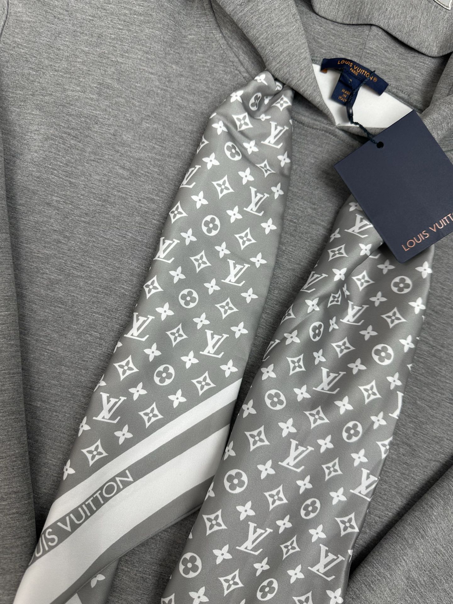 驴家 25ss新款连帽衫邂逅当季秀场的标志性元素，以双面针织裁出舒适短款版型。领口结构恰似 Monogr