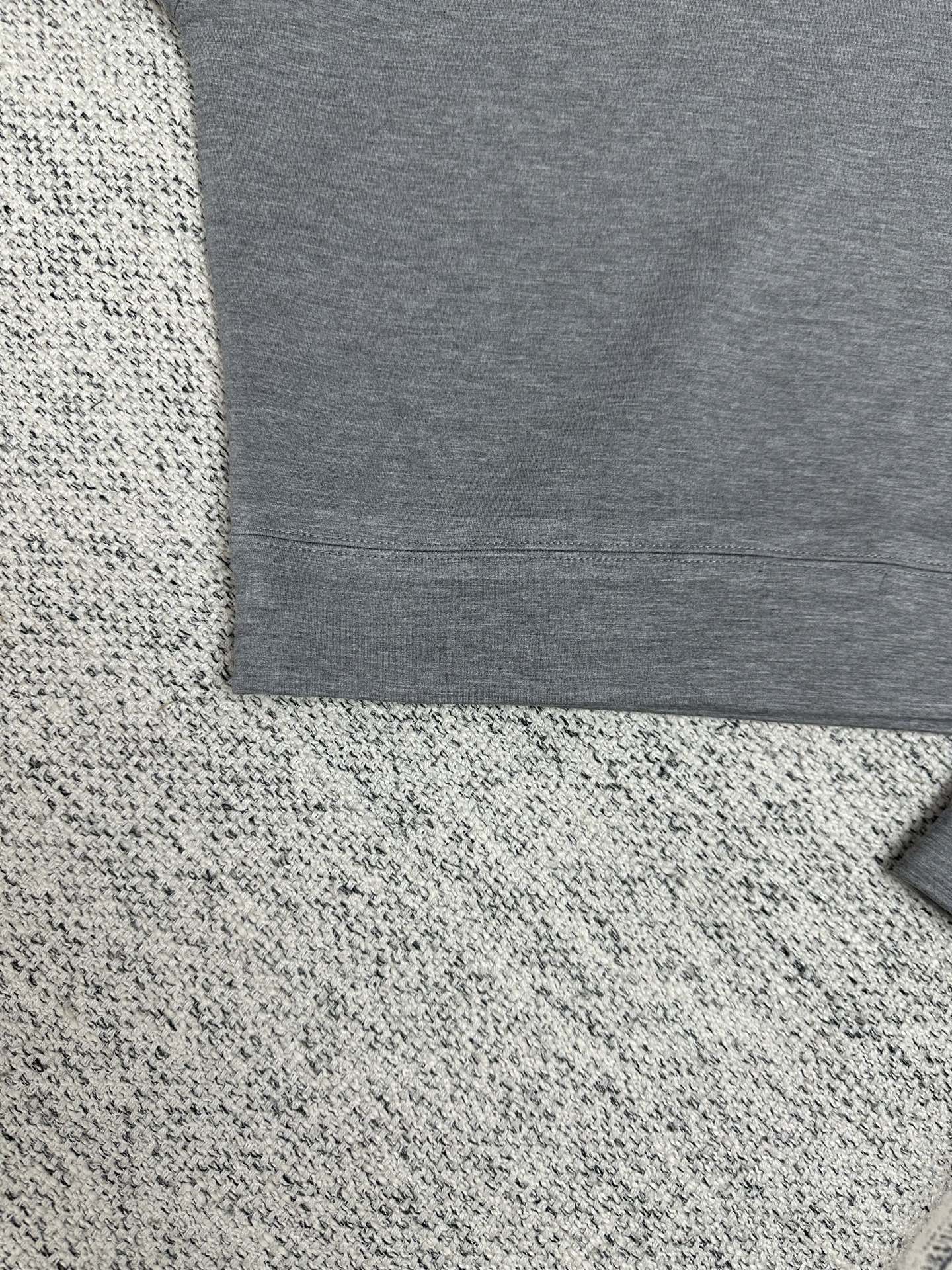 驴家 25ss新款连帽衫邂逅当季秀场的标志性元素，以双面针织裁出舒适短款版型。领口结构恰似 Monogr