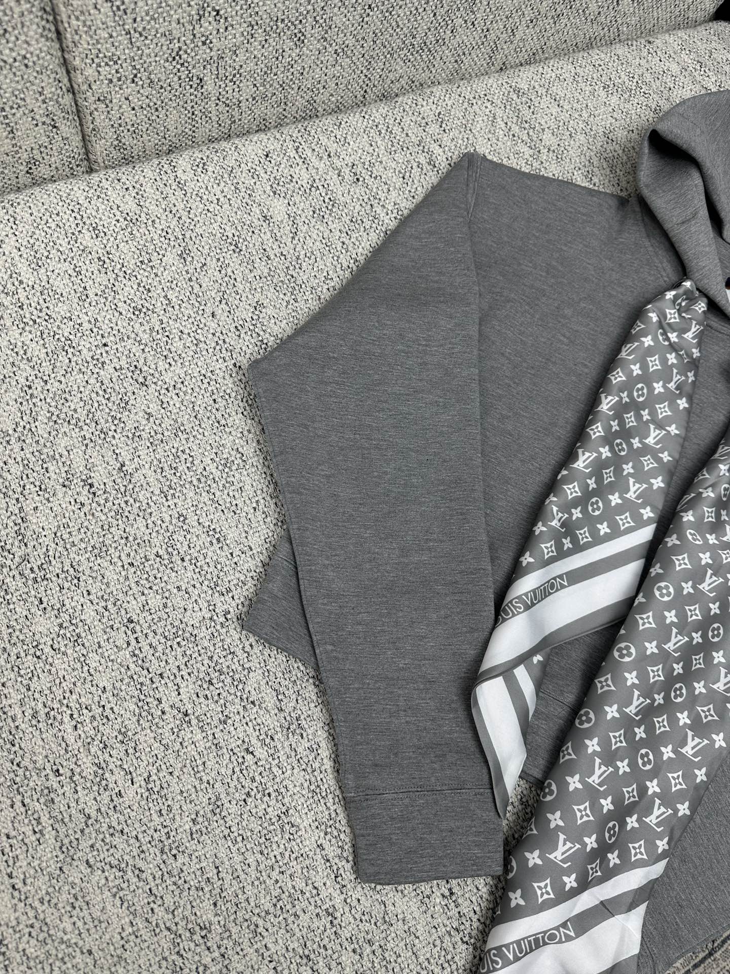 驴家 25ss新款连帽衫邂逅当季秀场的标志性元素，以双面针织裁出舒适短款版型。领口结构恰似 Monogr