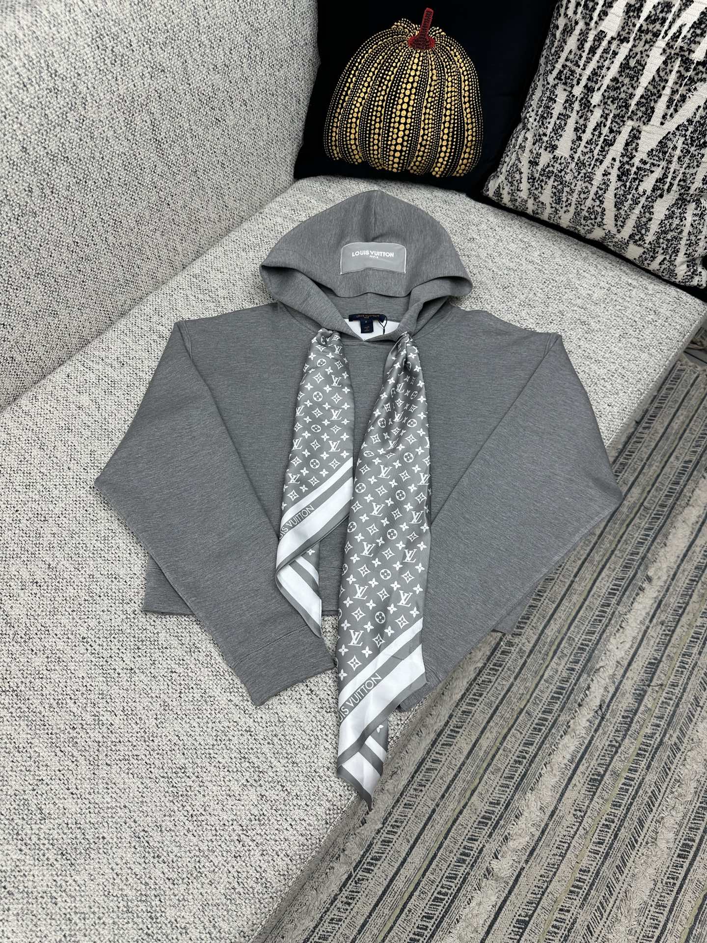 NO:522902,The new hoodie of the Donkey 25ss meets the iconic elements of the season show, and uses double-sided knit to create a comfortable short style. The neckline structure is similar to Monogram scarf, and the hood is full of Louis Vuitton scarf tags. S.M.L.,,louis vuitton,louis vuitton,louis vuitton,hats,alexander wang19860909驴家 25ss新款连帽衫邂逅当季秀场的标志性元素,以双面针织裁出舒适短款版型.领口结构恰似 Monogram 丝巾,兜帽跃现路易威登围巾标签. 码数S.M.L.,,louis vuitton,louis vuitton,louis vuitton,hats,alexander wang,Men's clothing