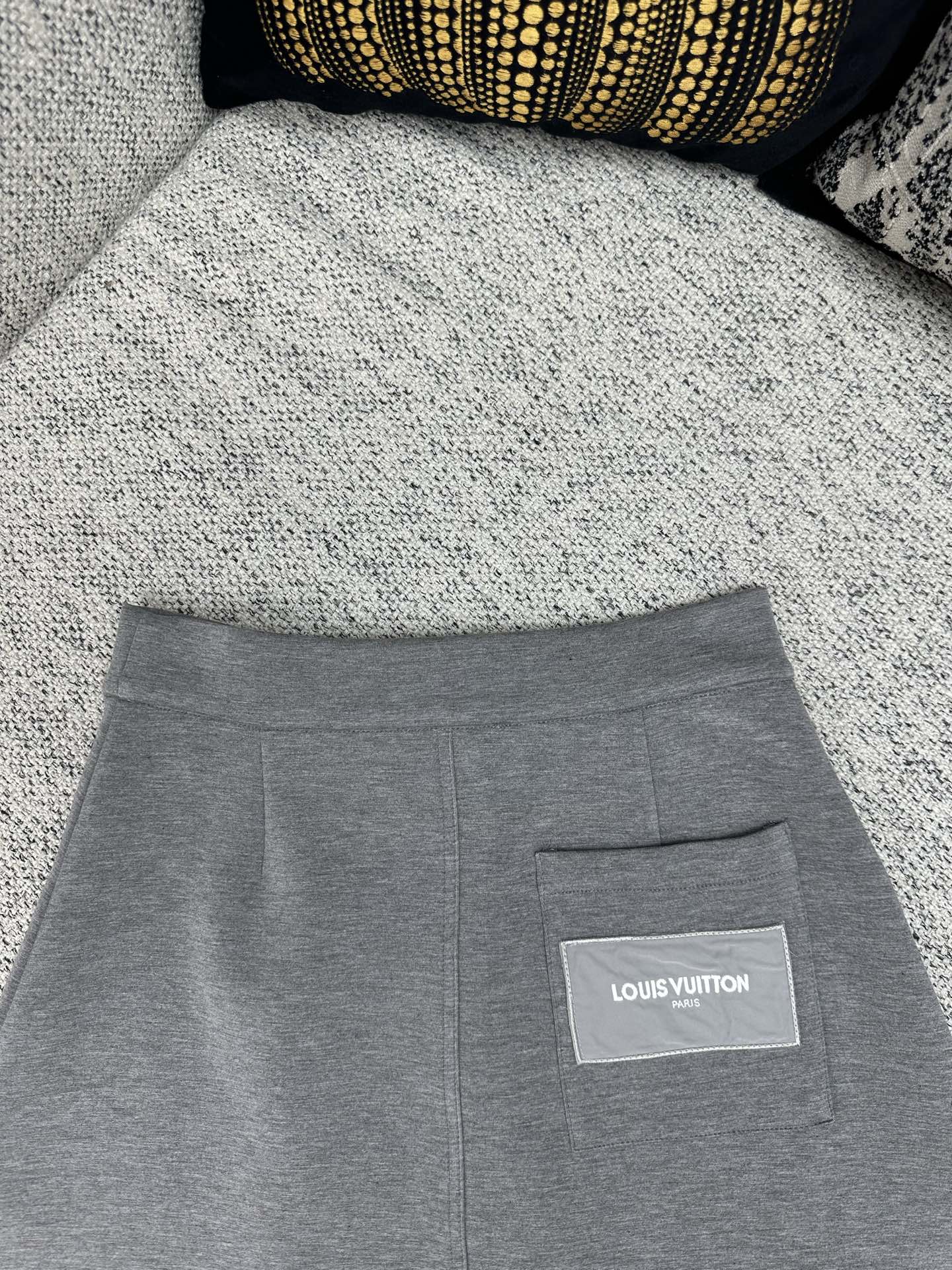 驴家 25ss新款迷你裙以柔软双面针织塑造 A 字剪裁，兼具动感活力和潮流格调。腰部 Monogram 