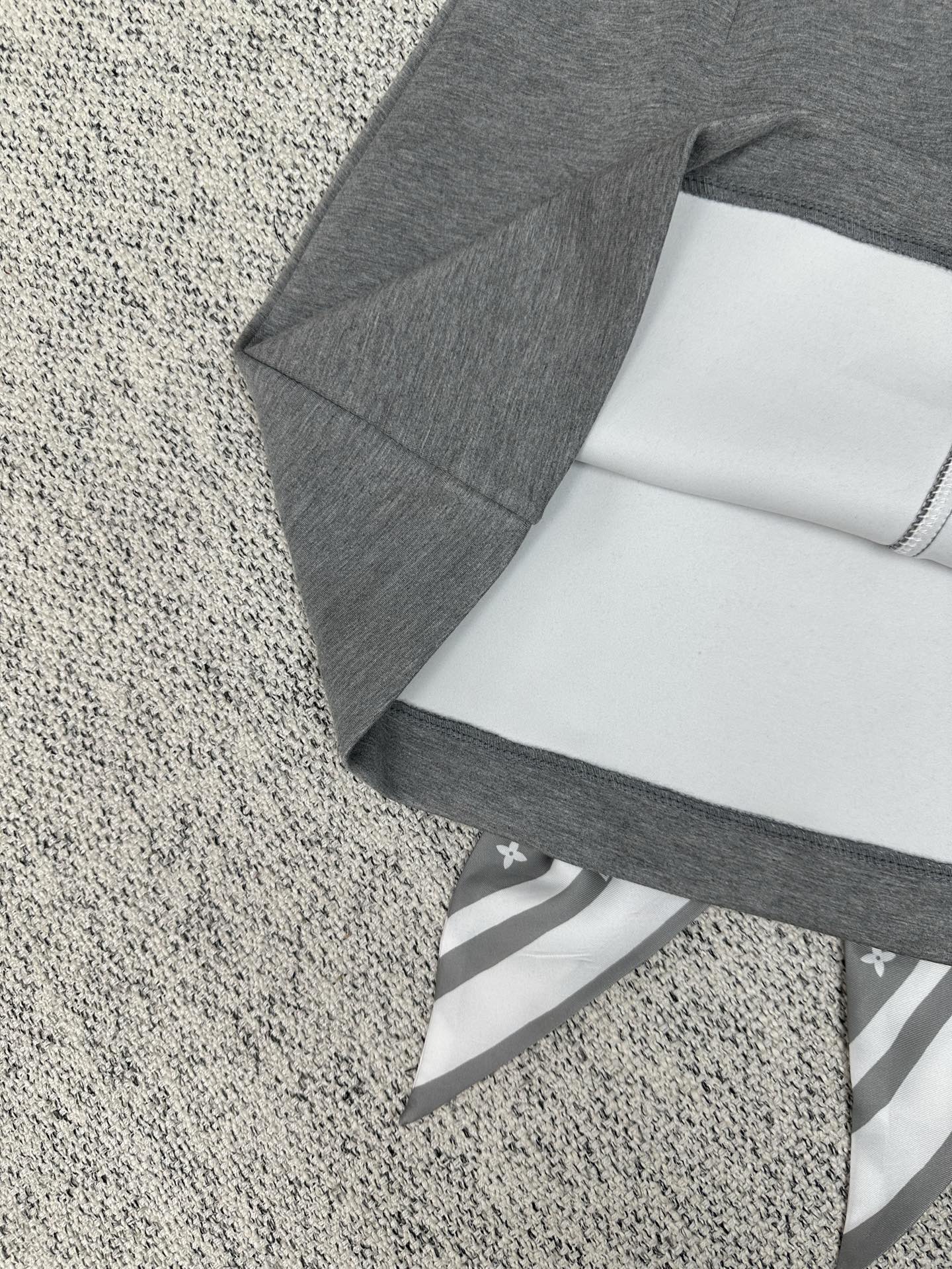 驴家 25ss新款迷你裙以柔软双面针织塑造 A 字剪裁，兼具动感活力和潮流格调。腰部 Monogram 