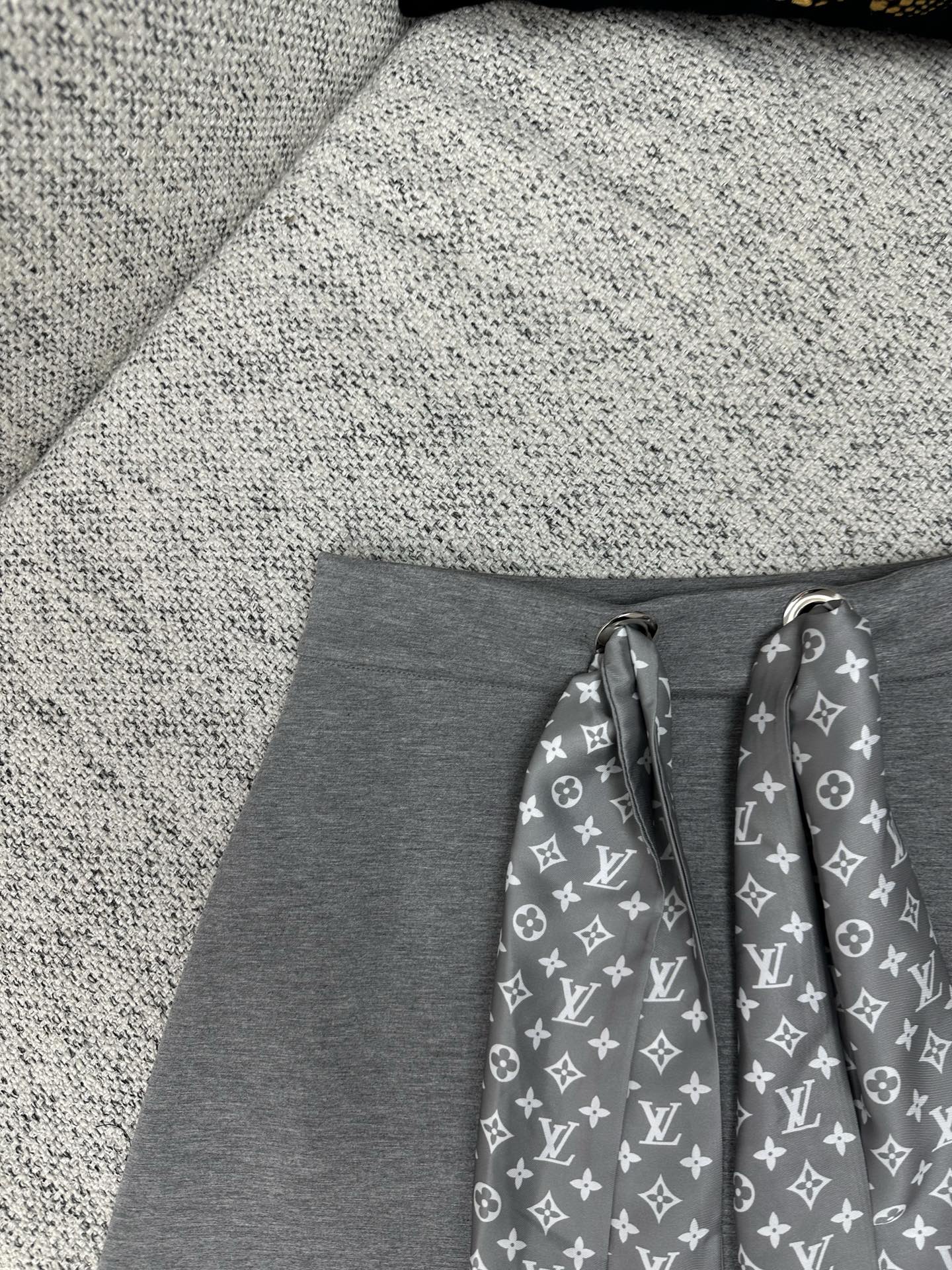 驴家 25ss新款迷你裙以柔软双面针织塑造 A 字剪裁，兼具动感活力和潮流格调。腰部 Monogram 