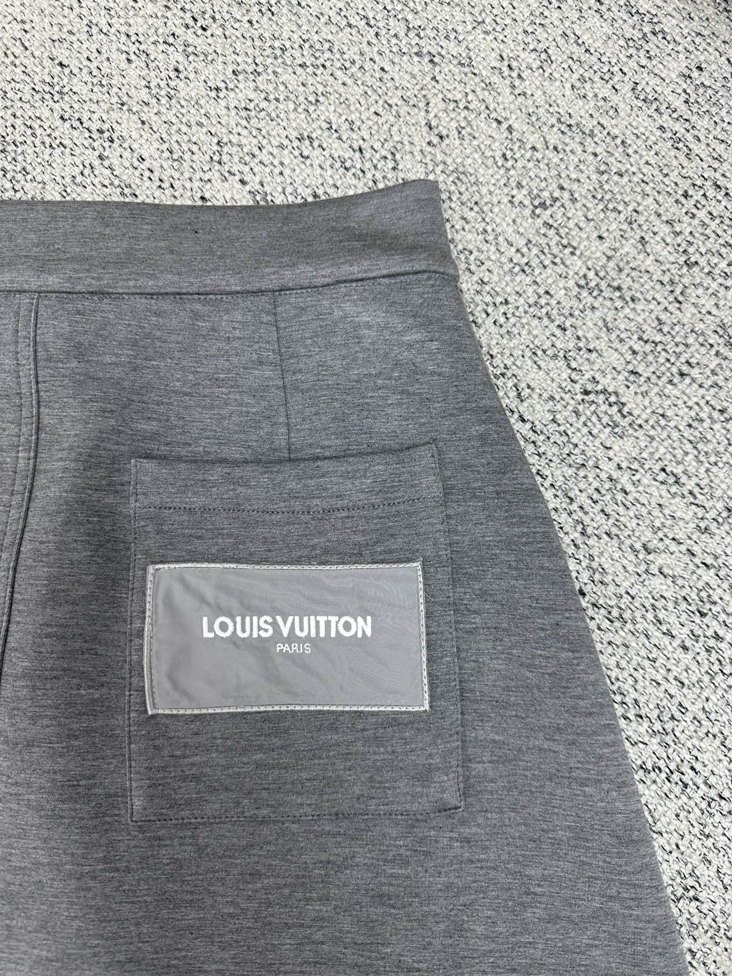 驴家 25ss新款迷你裙以柔软双面针织塑造 A 字剪裁，兼具动感活力和潮流格调。腰部 Monogram 