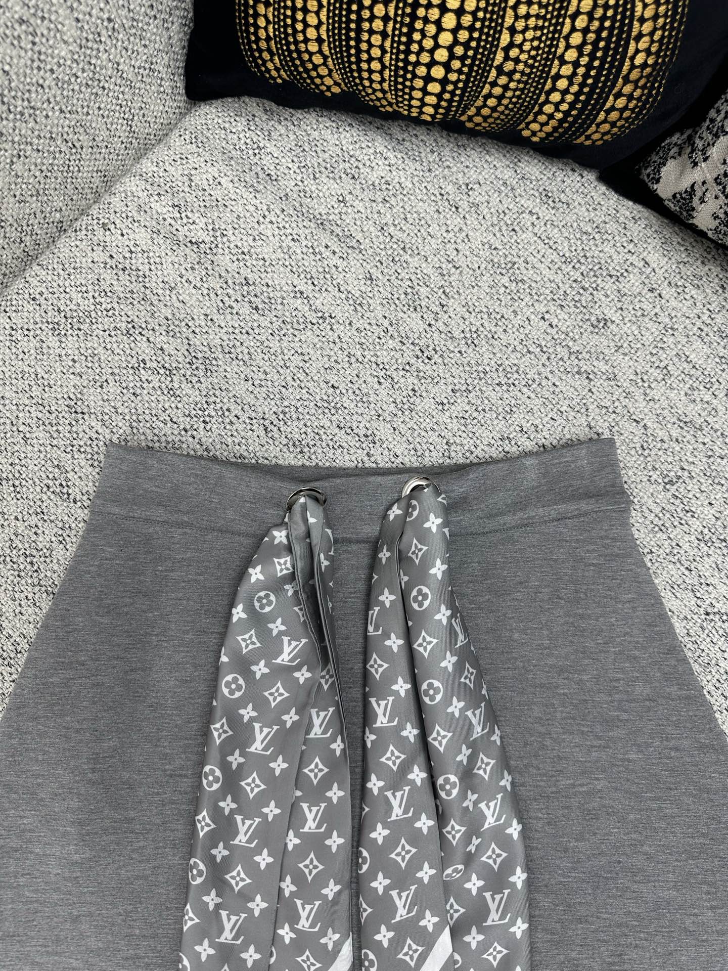 驴家 25ss新款迷你裙以柔软双面针织塑造 A 字剪裁，兼具动感活力和潮流格调。腰部 Monogram 