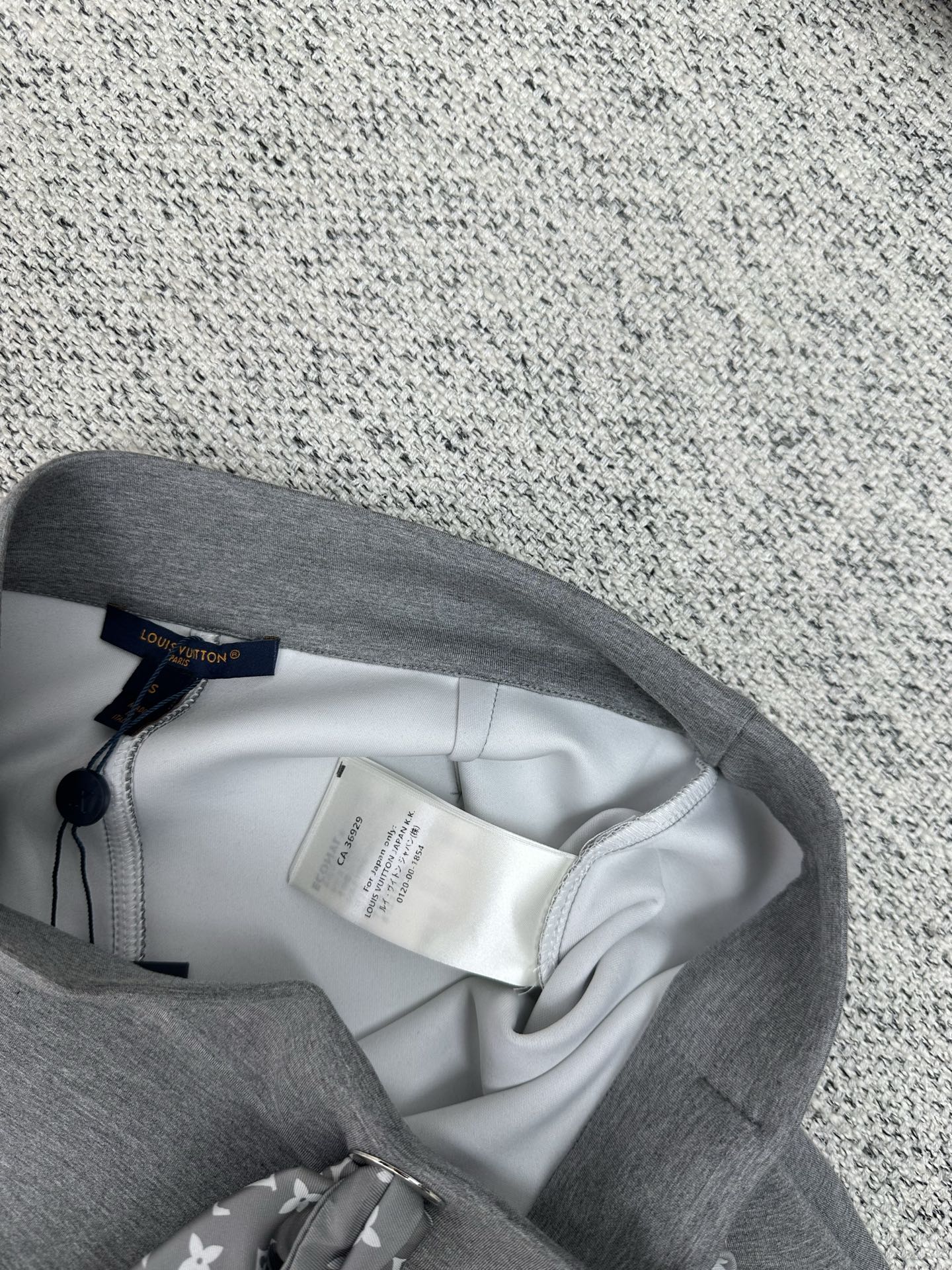 驴家 25ss新款迷你裙以柔软双面针织塑造 A 字剪裁，兼具动感活力和潮流格调。腰部 Monogram 