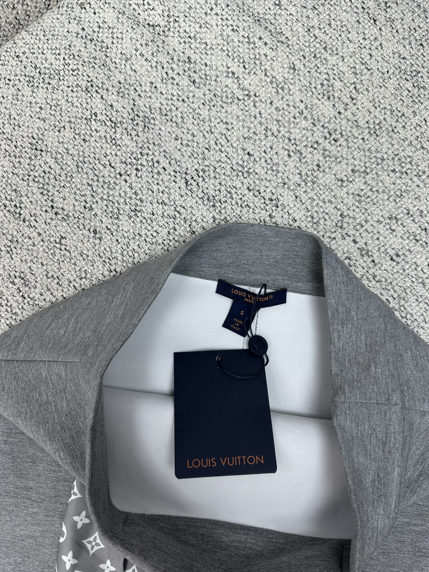 驴家 25ss新款迷你裙以柔软双面针织塑造 A 字剪裁，兼具动感活力和潮流格调。腰部 Monogram 