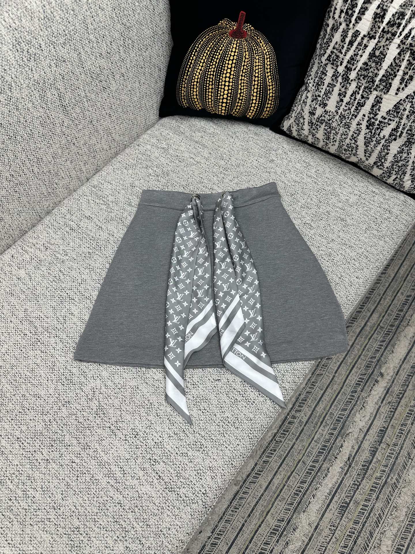 NO:522904,The new Dujia 25ss mini skirt is made of soft double-sided knitted A-shaped cut, combining dynamic vitality and trendy style. The waist Monogram mulberry silk lace exudes an elegant atmosphere, and the back pocket Louis Vuitton scarf label adds a modern meaning. S.M.L.,,louis vuitton,louis vuitton,louis vuitton,skirts,alexander wang19860909驴家25ss新款迷你裙以柔软双面针织塑造 A 字剪裁,兼具动感活力和潮流格调.腰部 Monogram 桑蚕丝系带流露雅致气息,后袋路易威登围巾标签增添摩登意蕴. 码数S.M.L.,,louis vuitton,louis vuitton,louis vuitton,skirts,alexander wang,Men's clothing