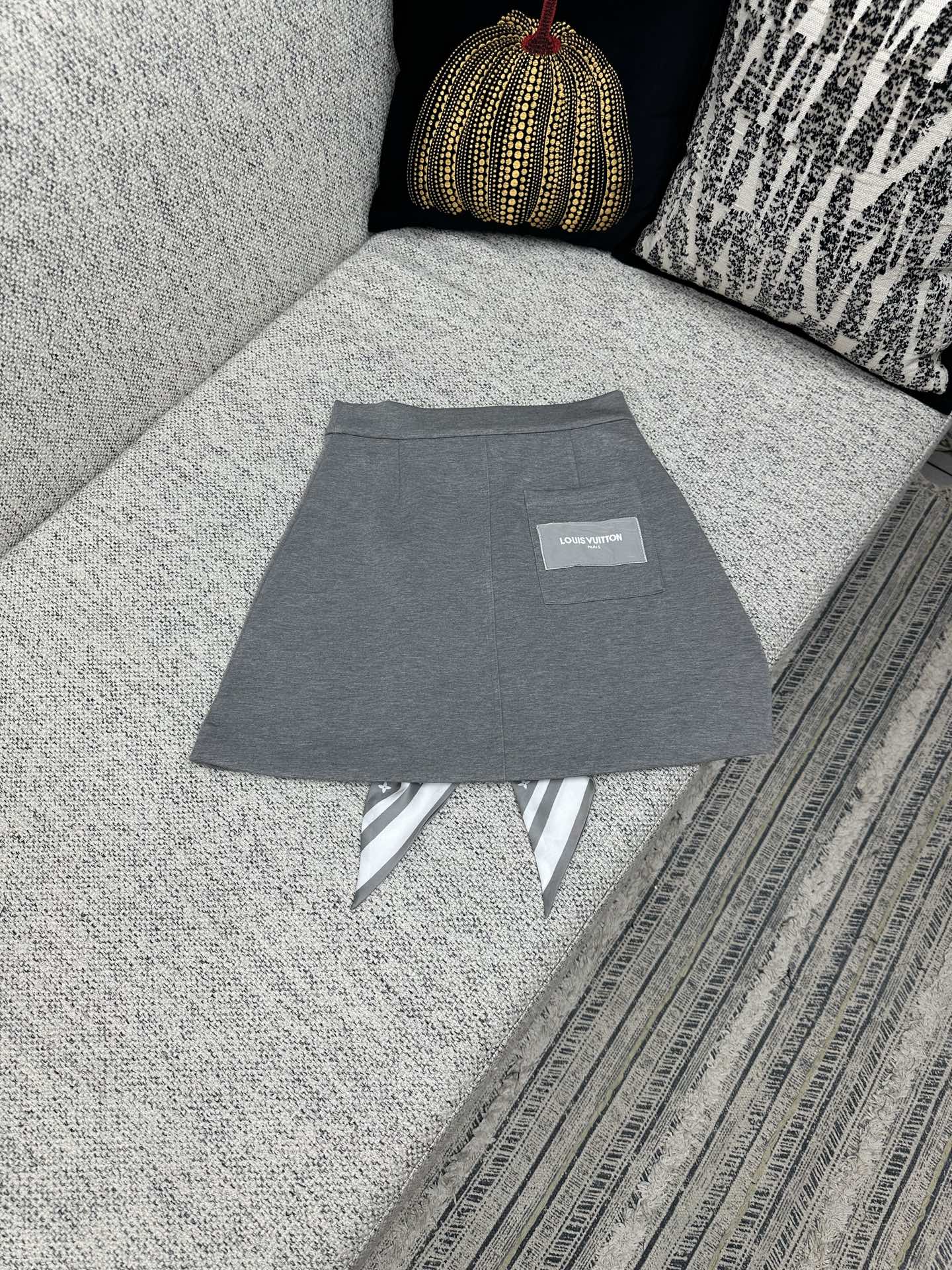 驴家 25ss新款迷你裙以柔软双面针织塑造 A 字剪裁，兼具动感活力和潮流格调。腰部 Monogram 