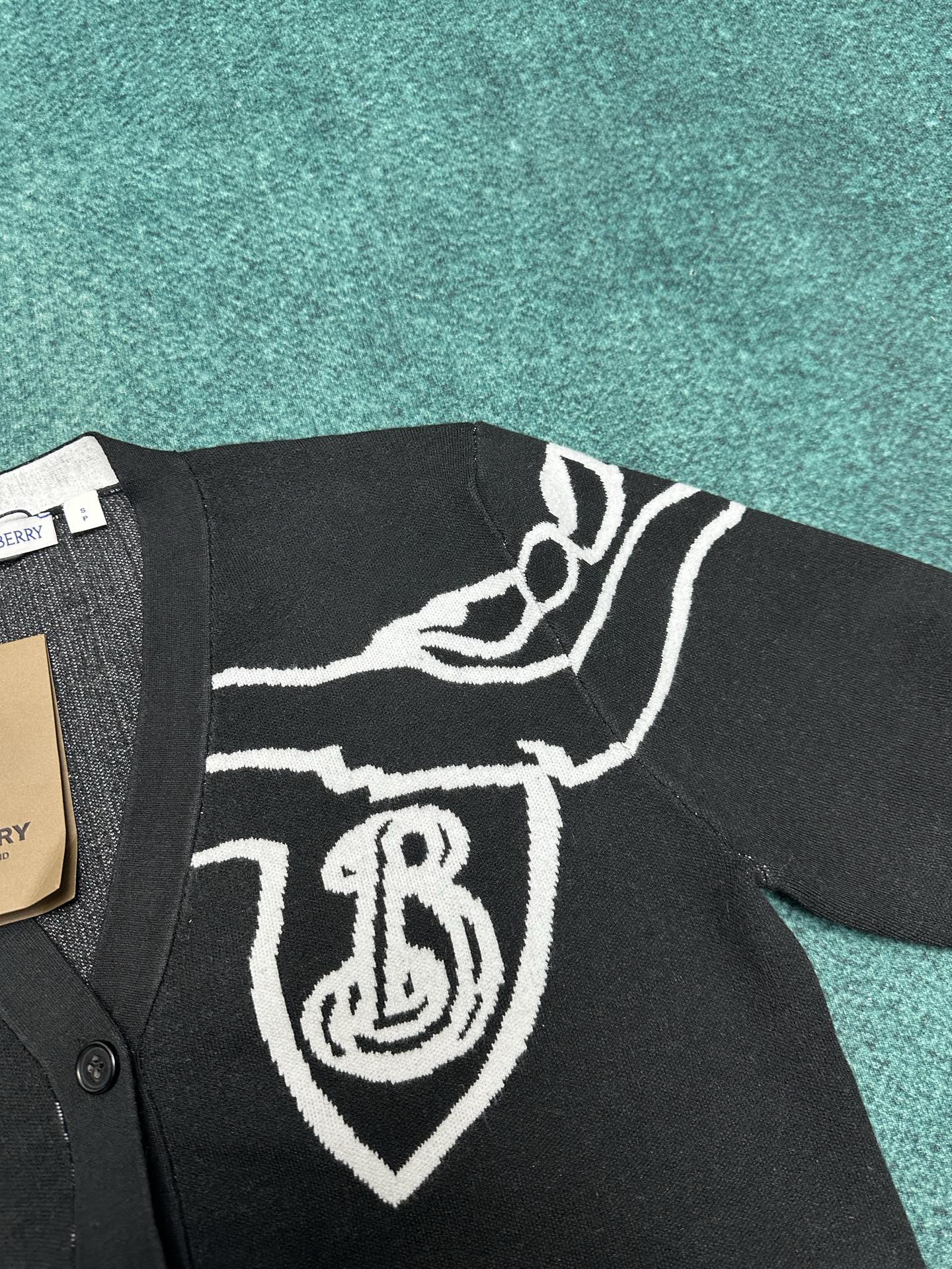 巴宝莉 25ss新款马术骑士徽标单排扣V领休闲长袖针织衫 男女同款 高版本码数：S.M.L.XL.