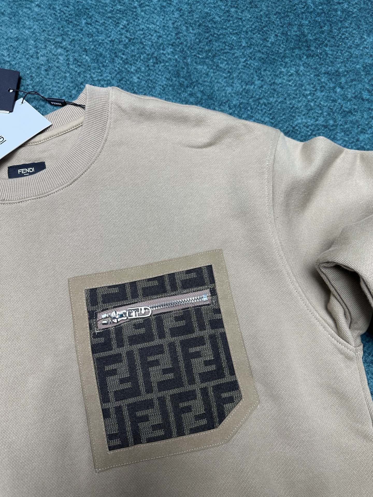 芬迪 25ss新款字母印花圆领宽松长袖卫衣 男款 米色码数：XS.S.M.L.