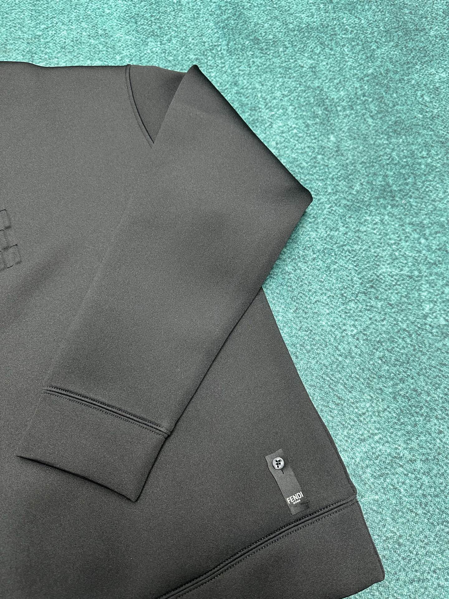 芬迪 25ss新款字母压花纯色圆领长袖卫衣 男款 黑色码数：S.M.L.XL.