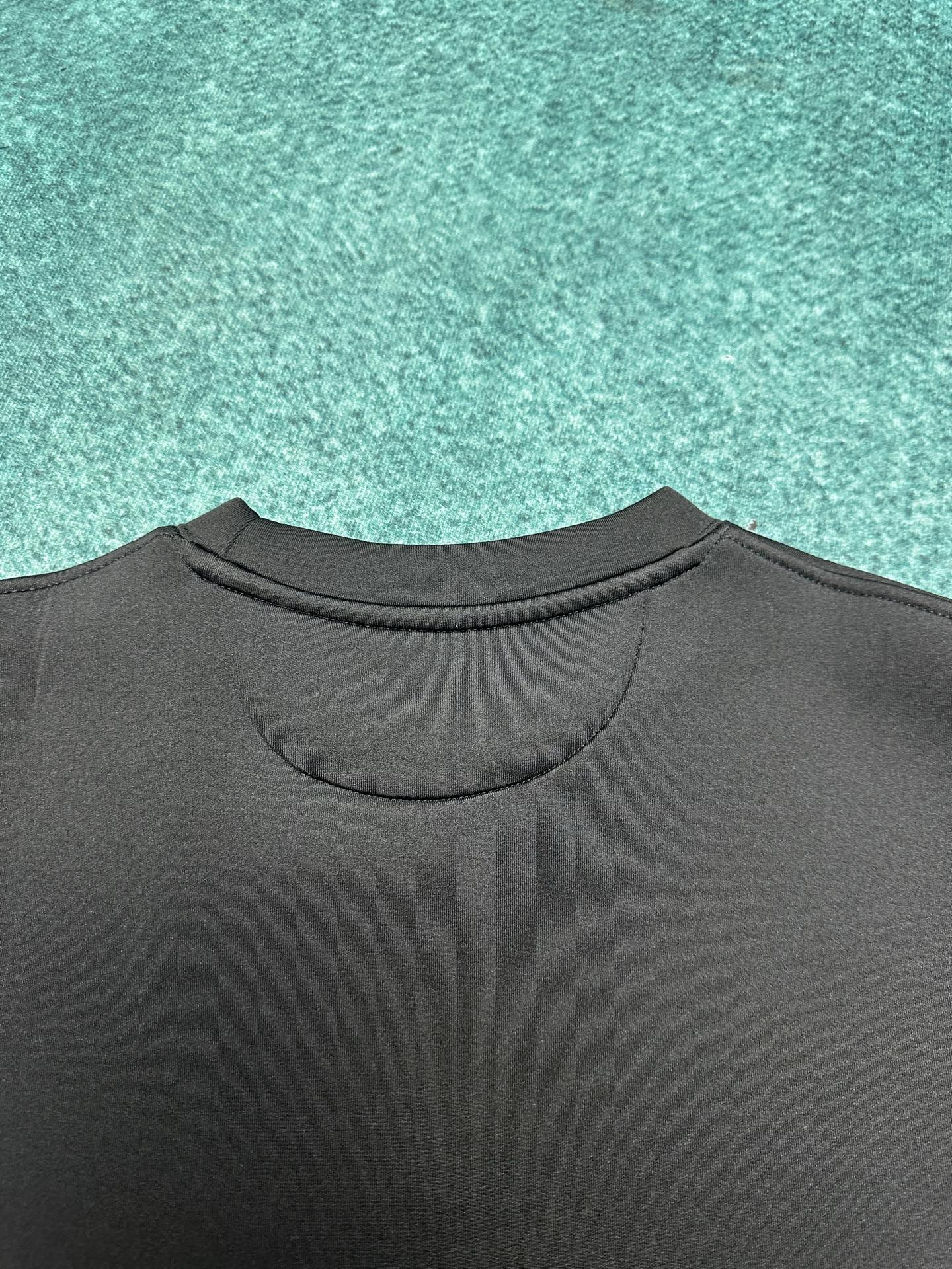 芬迪 25ss新款字母压花纯色圆领长袖卫衣 男款 黑色码数：S.M.L.XL.