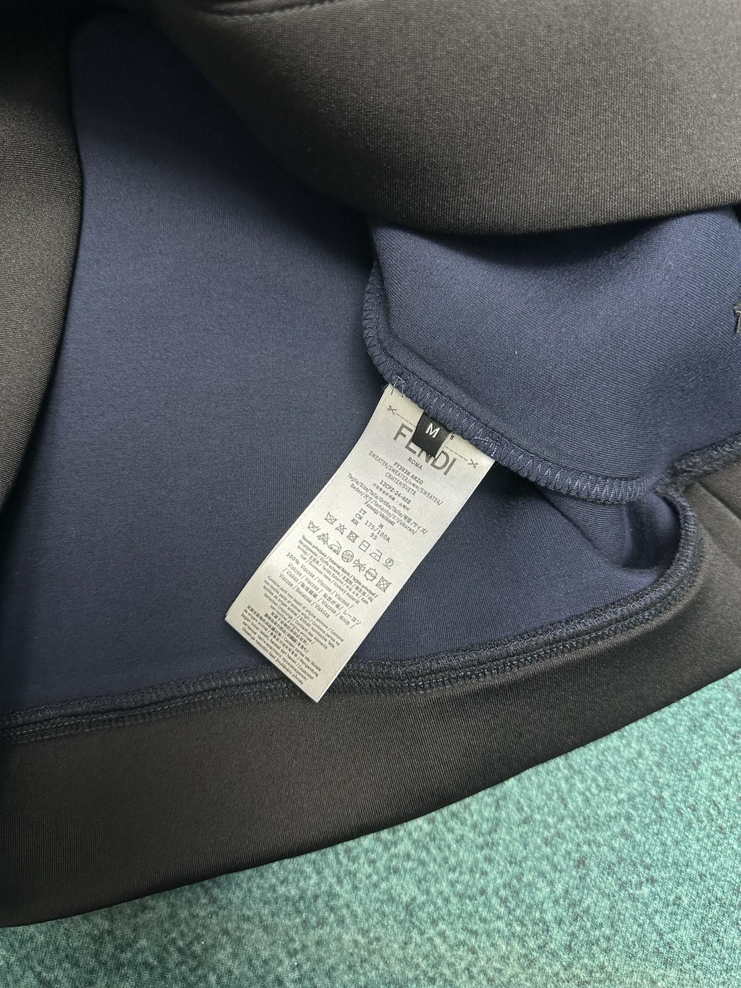 芬迪 25ss新款字母压花纯色圆领长袖卫衣 男款 黑色码数：S.M.L.XL.