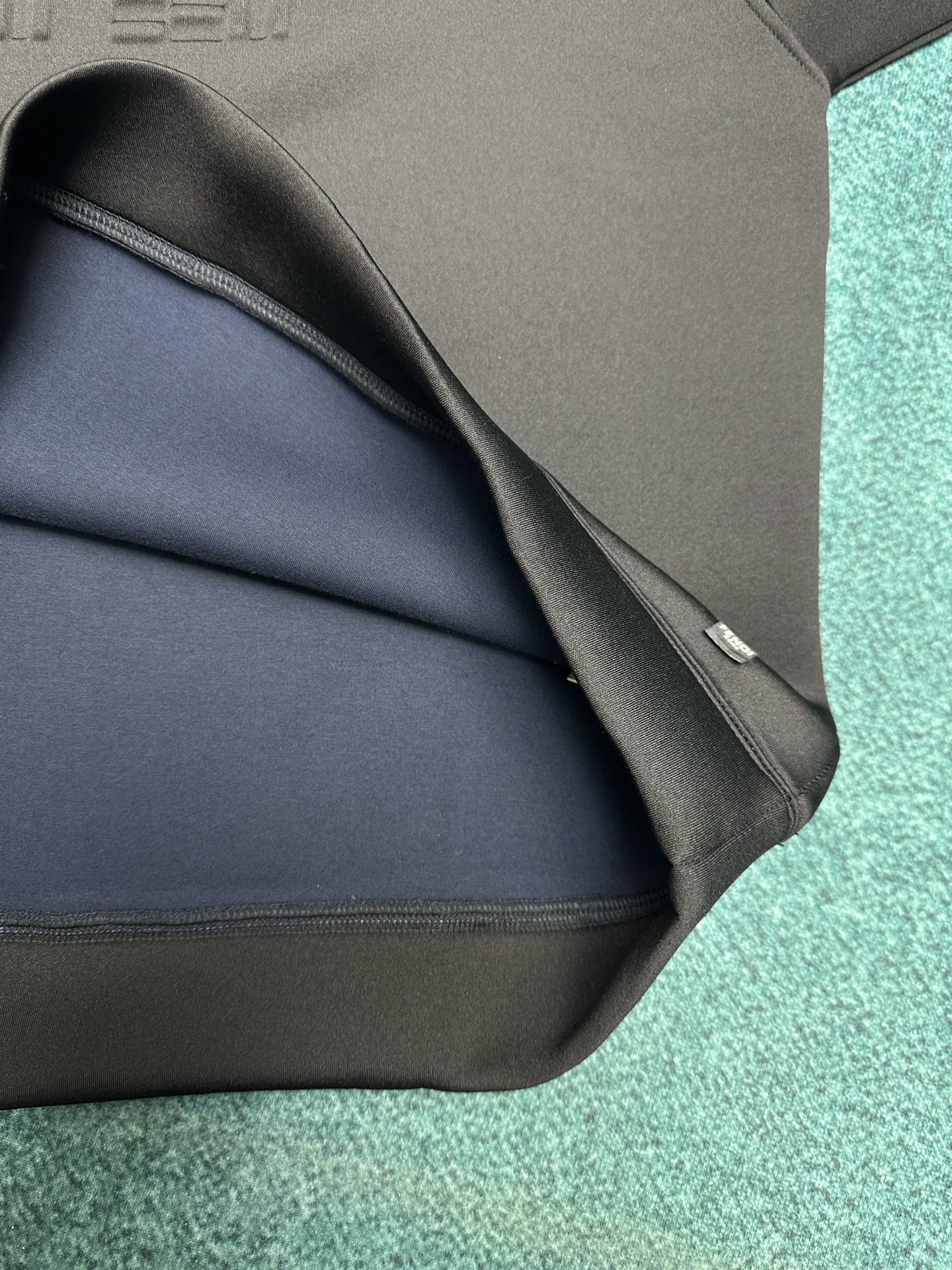 芬迪 25ss新款字母压花纯色圆领长袖卫衣 男款 黑色码数：S.M.L.XL.