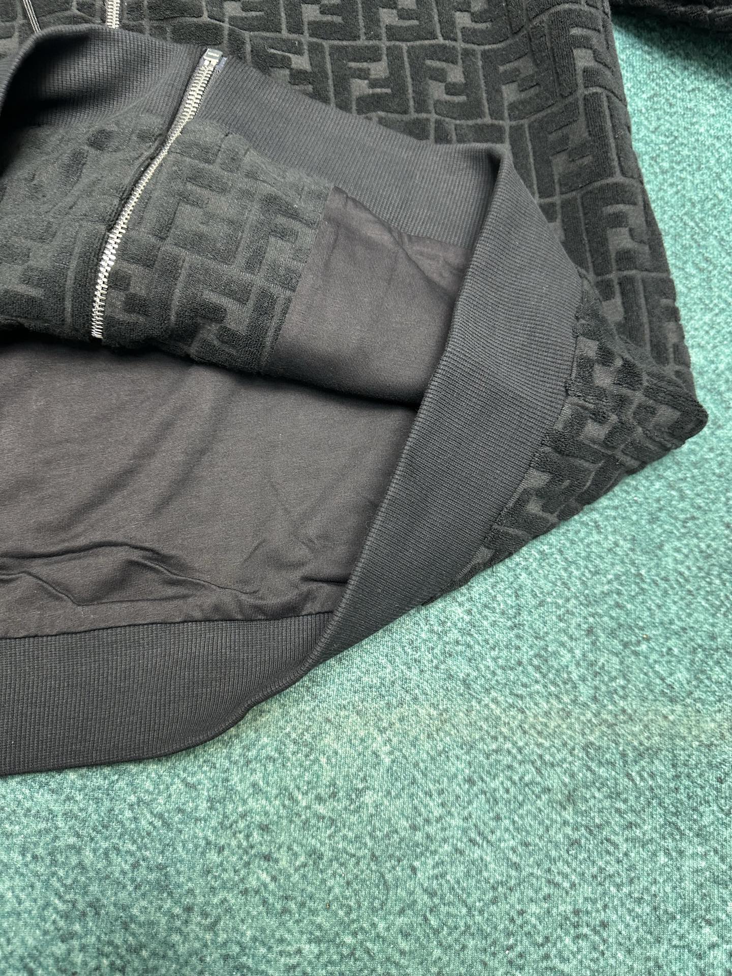 芬迪 25ss新款纯色凸纹压花连帽拉链运动长袖卫衣 男款 黑色码数：S.M.L.XL.