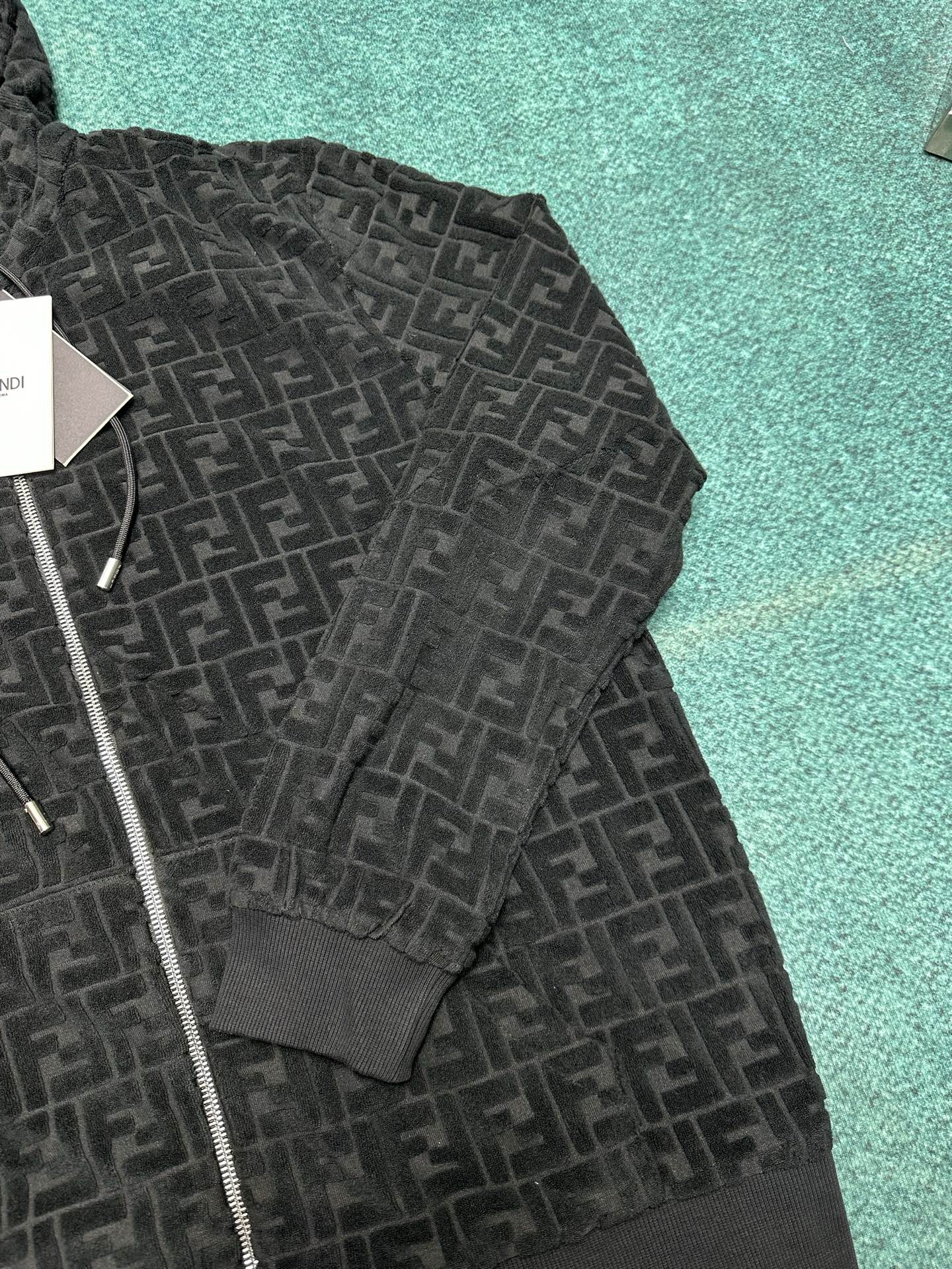 芬迪 25ss新款纯色凸纹压花连帽拉链运动长袖卫衣 男款 黑色码数：S.M.L.XL.