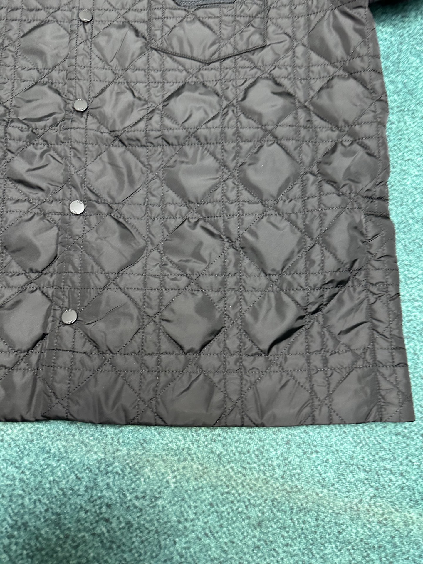 迪奥 25ss新款外套衬衫重新演绎经典设计，彰显现代风格。采用黑色科技面料精心制作，突显时尚剪裁，通体饰