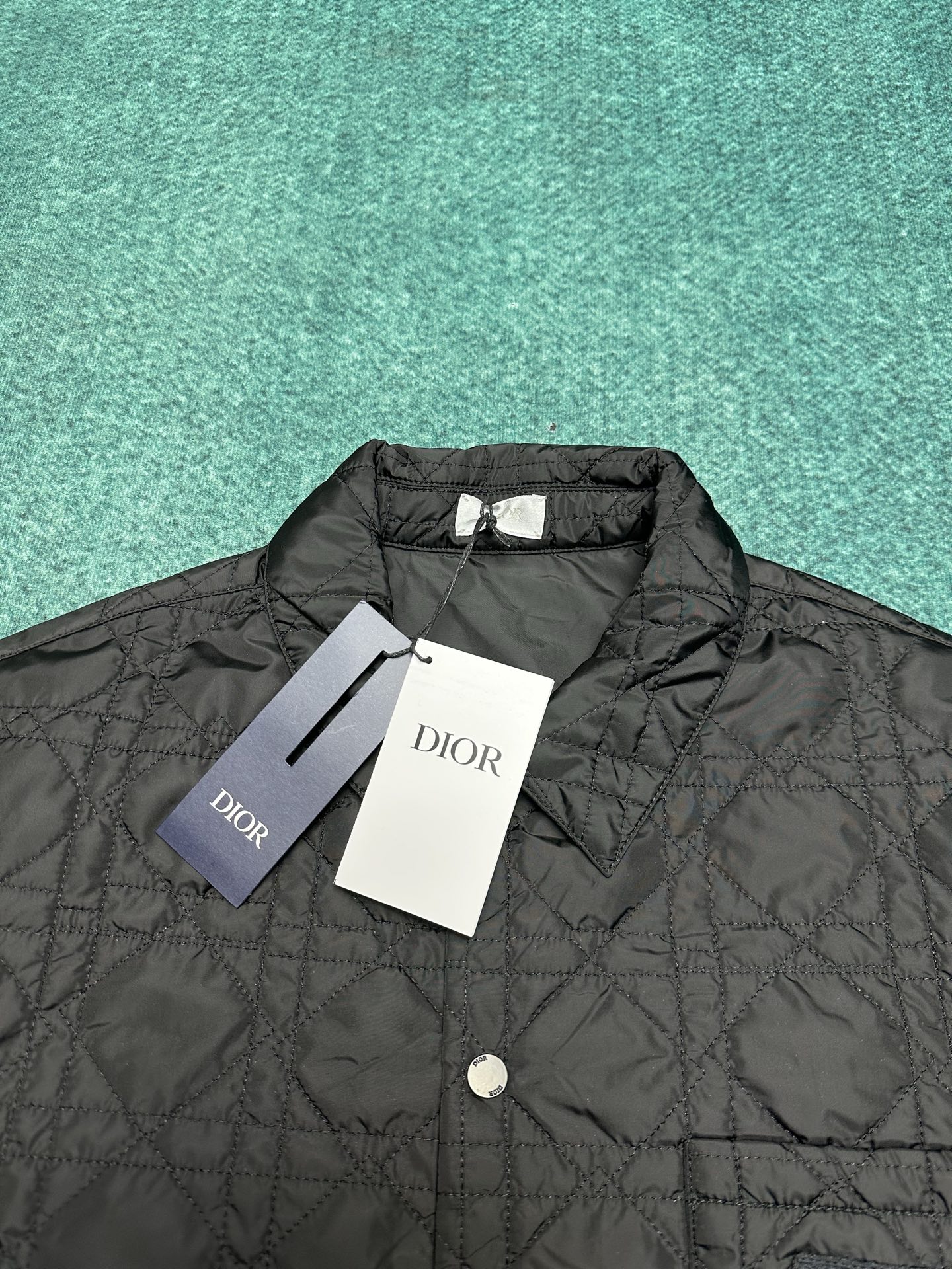 迪奥 25ss新款外套衬衫重新演绎经典设计，彰显现代风格。采用黑色科技面料精心制作，突显时尚剪裁，通体饰