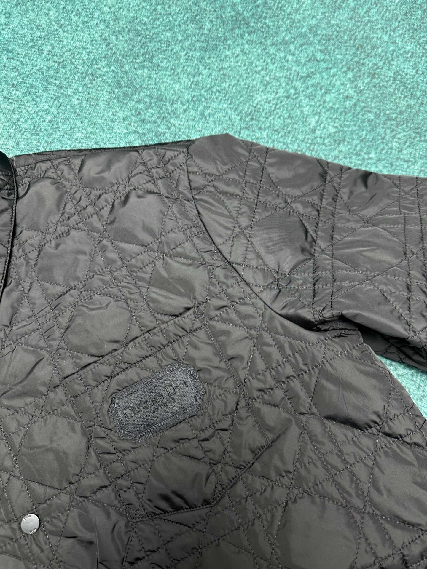 迪奥 25ss新款外套衬衫重新演绎经典设计，彰显现代风格。采用黑色科技面料精心制作，突显时尚剪裁，通体饰