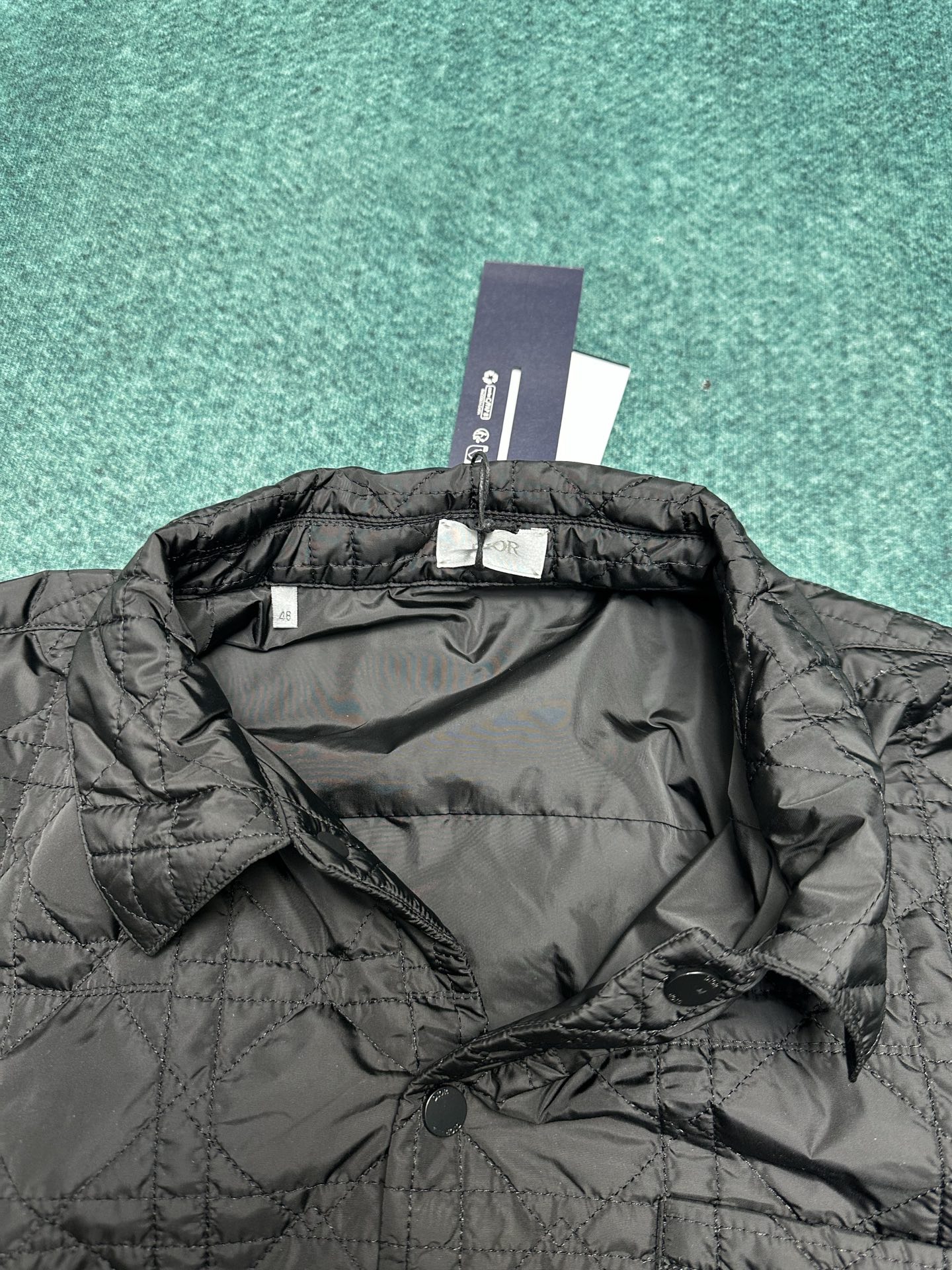 迪奥 25ss新款外套衬衫重新演绎经典设计，彰显现代风格。采用黑色科技面料精心制作，突显时尚剪裁，通体饰