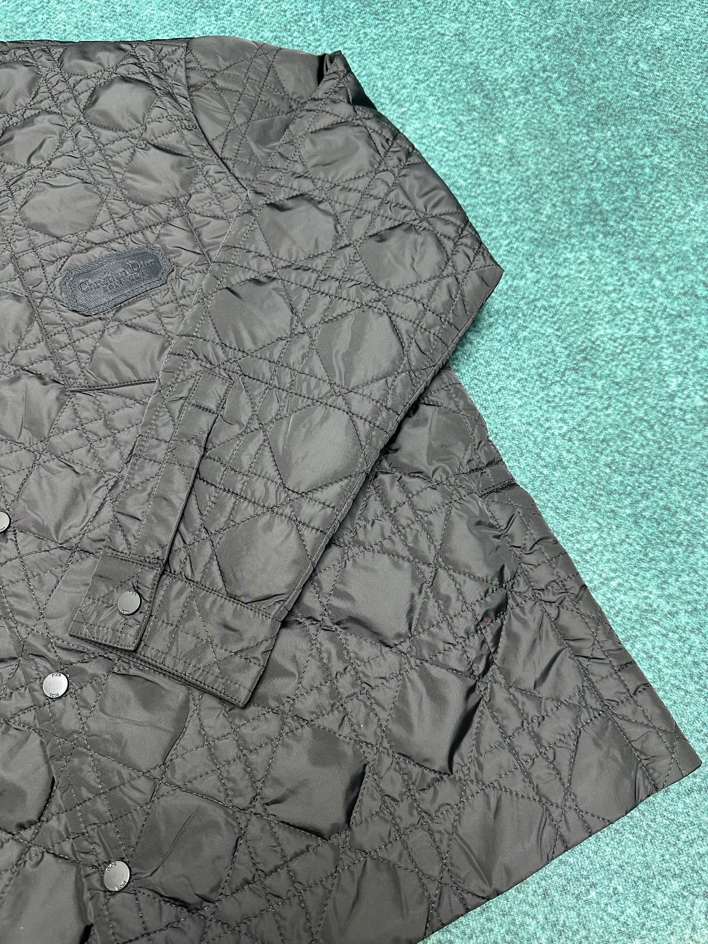 迪奥 25ss新款外套衬衫重新演绎经典设计，彰显现代风格。采用黑色科技面料精心制作，突显时尚剪裁，通体饰