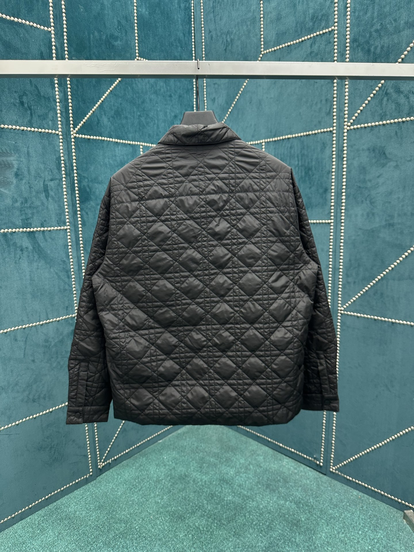 迪奥 25ss新款外套衬衫重新演绎经典设计，彰显现代风格。采用黑色科技面料精心制作，突显时尚剪裁，通体饰