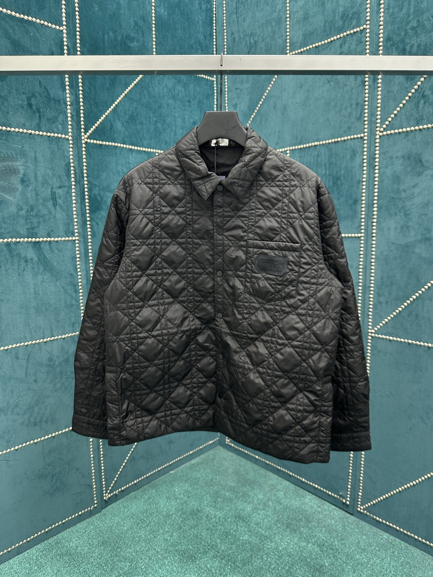 迪奥 25ss新款外套衬衫重新演绎经典设计，彰显现代风格。采用黑色科技面料精心制作，突显时尚剪裁，通体饰