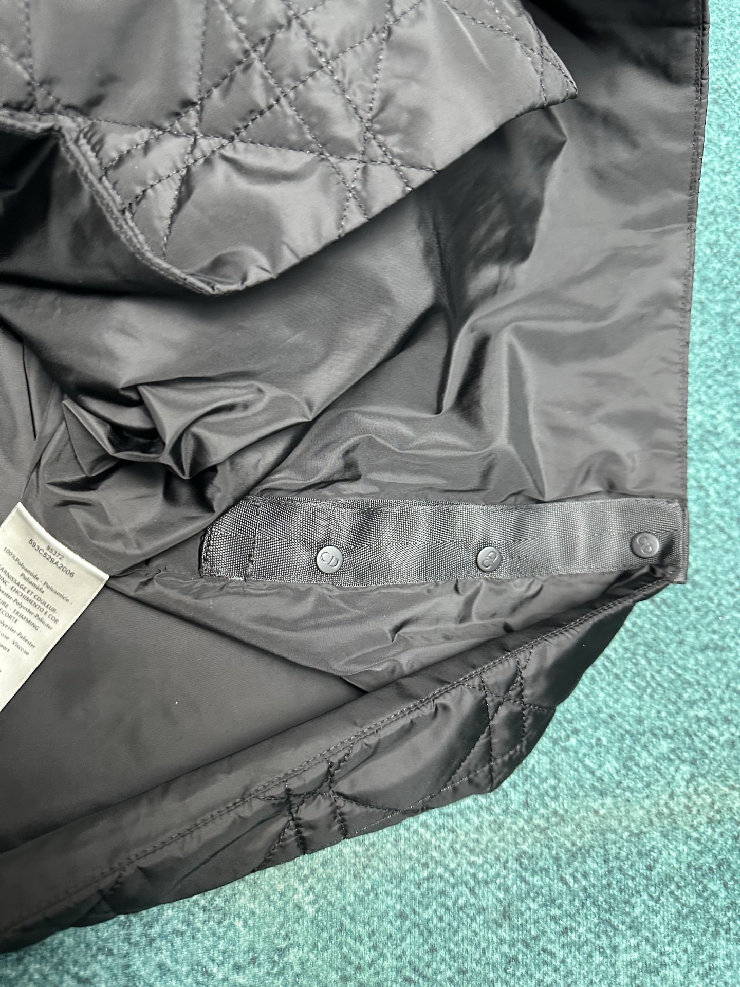 迪奥 25ss新款外套衬衫重新演绎经典设计，彰显现代风格。采用黑色科技面料精心制作，突显时尚剪裁，通体饰