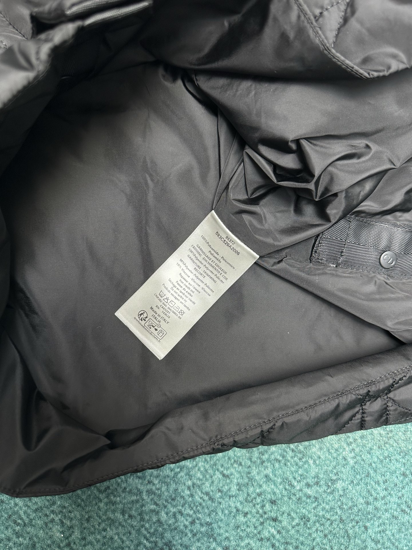 迪奥 25ss新款外套衬衫重新演绎经典设计，彰显现代风格。采用黑色科技面料精心制作，突显时尚剪裁，通体饰