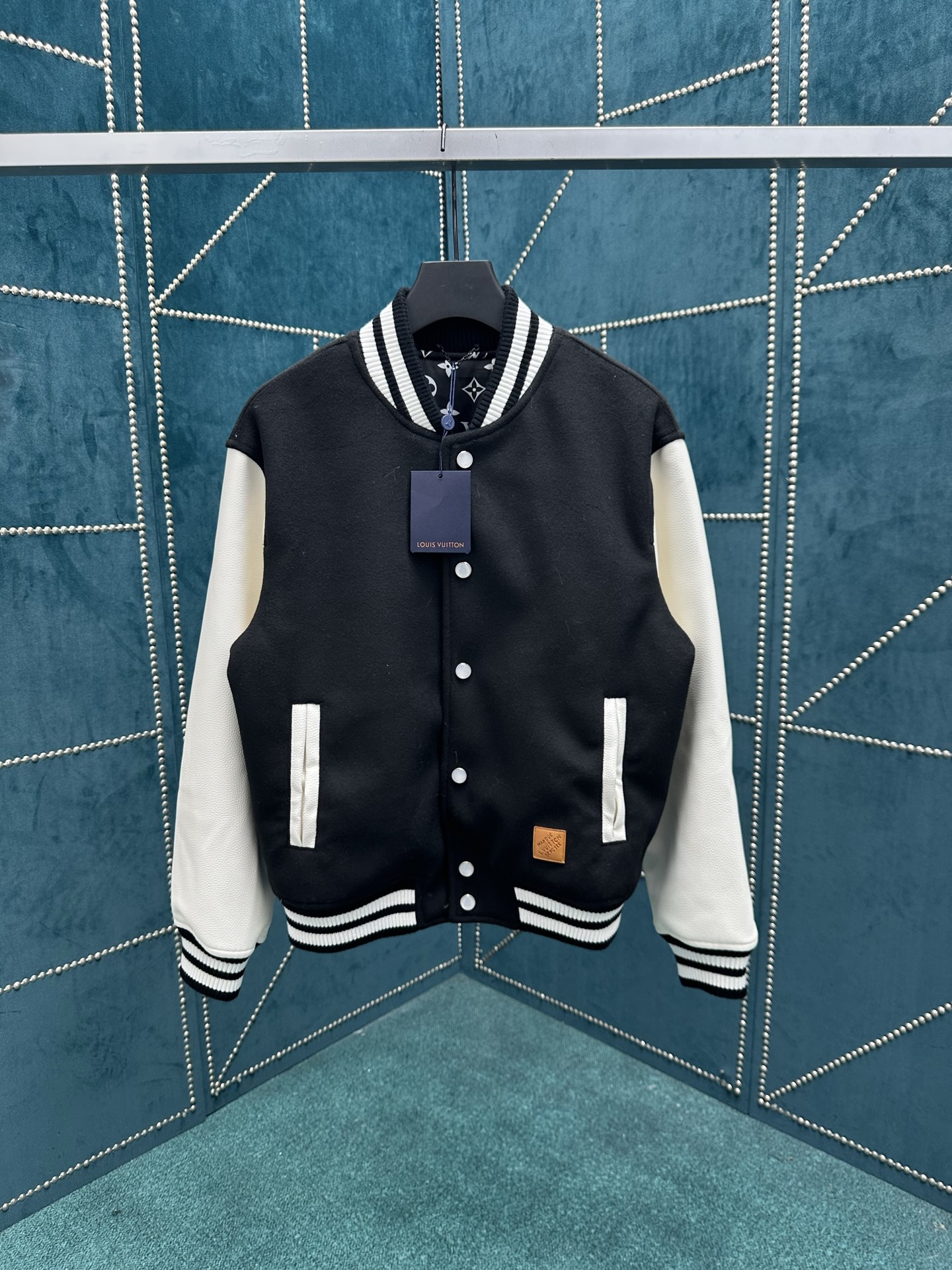 NO:524956,The new baseball jacket of Donkey 25ss is a light sheep wool body with grained cowhide sleeves, and then elegantly expresses the brand identity with Monogram lining, which promotes the millennial style of the 2025 autumn and winter show. Marque L. Vuitton Déposée patches and leather logo embroidery patches are respectively located at the bottom and back of the left bag, and the pearlescent snaps add a Dandy atmosphere. The number of digits is 46.48.50.52.,,louis vuitton,louis vuitton,jackets & coats,sweaters,cowhide,alexander wang19860909驴家 25ss新款棒球夹克为轻盈绵羊毛衣身搭配粒面牛皮革衣袖,再以 Monogram 内衬优雅道出品牌身份,吹袭 2025 秋冬秀场的千禧风尚.Marque L.Vuitton Déposée 贴饰与皮革标识刺绣贴饰分别栖身左袋下方与后部,珠光按扣再添丹迪气息. 码数46.48.50.52.,,louis vuitton,louis vuitton,jackets & coats,sweaters,cowhide,alexander wang,Men's clothing