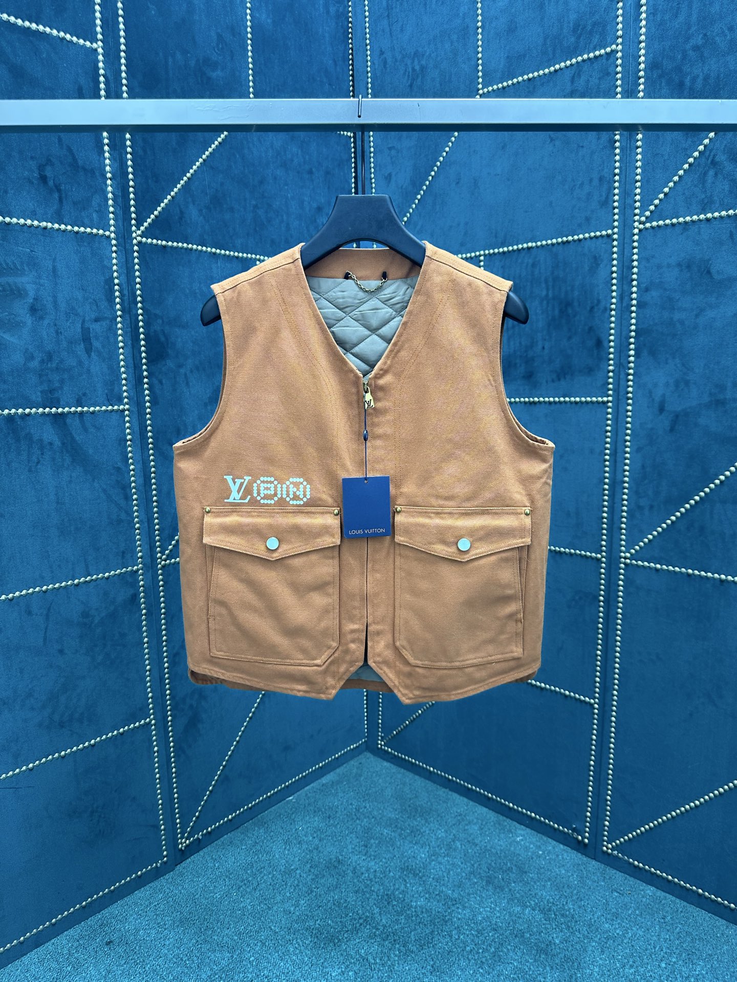 NO:524953,The new zippered work vest of the Donkey House 25ss is the LV PN logo that sits above the right pocket, which contrasts with the portraits of Pharrell Williams and Nigo at the rear, showing the creativity and ingenuity that the two designers have devoted to the 2025 autumn and winter show. The lightweight cotton canvas is integrated into the quilted lining, making it a good choice for a hot summer jacket, and can also be used as a jacket for a cooler season. S.M.L.XL.,,louis vuitton,louis vuitton,louis vuitton,jackets & coats,jackets & coats,alexander wang19860909驴家 25ss新款拉链工装背心令 LV PN 标识栖身右侧口袋上方,与后部 Pharrell Williams 和 Nigo 的肖像互为映衬,展现两位设计师为 2025 秋冬秀场倾注的创意巧思.轻盈棉质帆布融入绗缝内衬,成就炎炎夏日的外套佳选,亦可用作微凉时节的夹克内搭. 码数S.M.L.XL.,,louis vuitton,louis vuitton,louis vuitton,jackets & coats,jackets & coats,alexander wang,Men's clothing