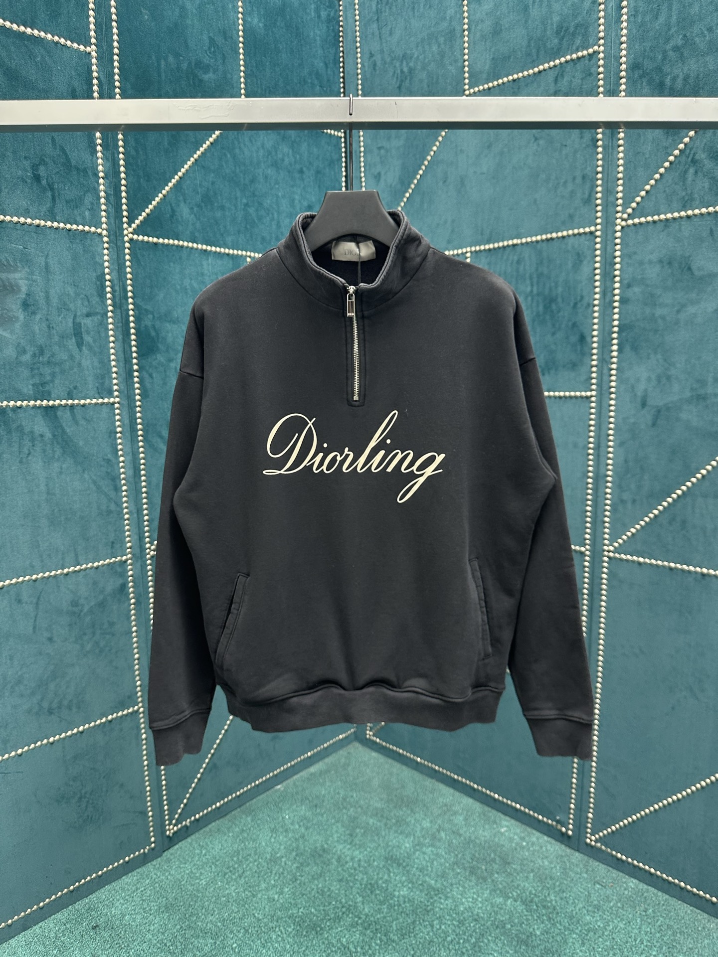 NO:524939,Dior 25ss new zipper collar sweatshirt is a new product in the 2025 winter men's clothing series. It is decorated with the Dior Love logo inspired by Dior archives, paying tribute to Dior's inheritance. It is carefully crafted from black cotton velvet fabric, and the chest is decorated with Dior Love flocking print. The casual style can be matched with various casual clothing. S.M.L.XL.,,dior,dior,hoodie,sweatshirts,alexander wang19860909迪奥25ss新款拉链衣领卫衣是二零二五冬季男装系列新品,饰以灵感源自 Dior 档案的迪奥之爱标志,向 Dior 承传致敬.采用黑色棉质起绒面料精心制作,胸前饰以迪奥之爱植绒印花.休闲版型,可与各式休闲服饰搭配. 码数S.M.L.XL.,,dior,dior,hoodie,sweatshirts,alexander wang,Men's clothing