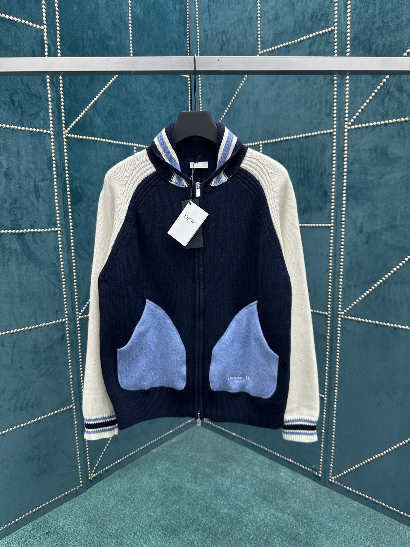 NO:524936,Dior 25ss new Christian Dior Couture Lily of the Valley embroidery two-color college style cardigan is a new product in the 2025 autumn men's clothing series, reinterpreting the university style with color block design. It is carefully crafted with blue and beige jersey felt fabrics, paired with contrasting pockets and sleeves, unique. Decorated with Christian Dior Couture embroidery, beaded with beads and lily of the valley flowers, paying tribute to Mr. Dior's love for flowers. It can be matched with other items in the series to create exquisite shapes. S.M.L.XL.,,dior,dior,alexander wang19860909迪奥 25ss新款 Christian Dior Couture 铃兰刺绣双色学院风开衫是二零二五秋季男装系列新品,以拼色设计重新诠释大学风格.采用蓝色和米色平纹针织毛毡面料精心制作,搭配对比鲜明的口袋和衣袖,别具一格.饰以 Christian Dior Couture 刺绣,点缀以珠饰和铃兰花朵,向 Dior 先生对花朵的热爱致敬.可与该系列的其他单品搭配,打造精致造型. 码数S.M.L.XL.,,dior,dior,alexander wang,Men's clothing