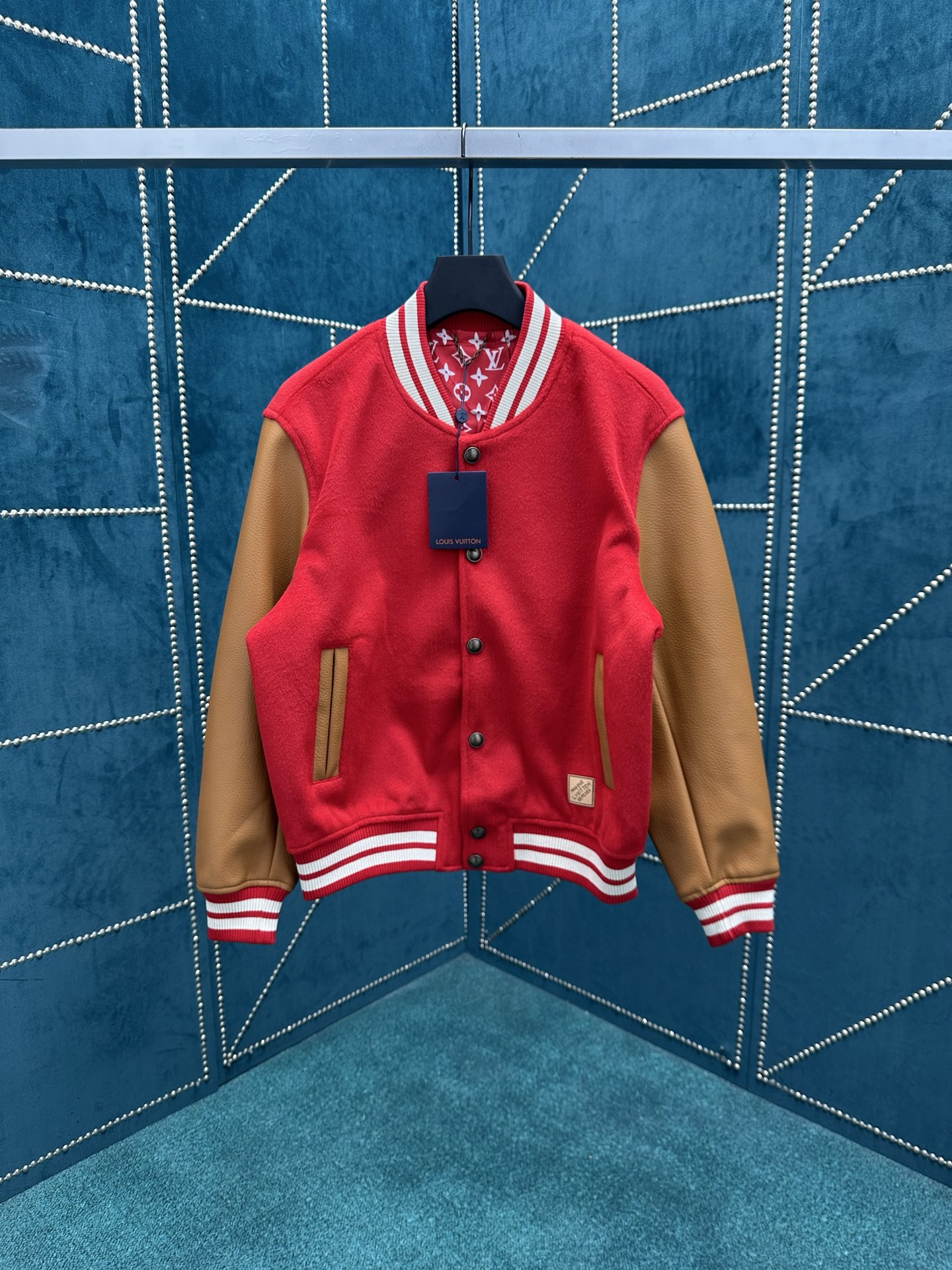 NO:524958,Donkey 25ss new baseball jacket comes from the 2025 autumn and winter show, injecting elegance into the classic style. The eye-catching sheep sweater body is set against cowhide leather sleeves, greeting the VVN leather of Louis Vuitton hard boxes and handbags. The lining is laid with full Monogram pattern, and the front finishes the Marque L.Vuitton Déposée leather patchwork. S.M.L.XL.,,louis vuitton,louis vuitton,louis vuitton,jackets & coats,sweaters,cowhide,alexander wang19860909驴家 25ss新款棒球夹克出自 2025 秋冬秀场,为经典风格注入优雅气息.醒目绵羊毛衣身映衬牛皮革衣袖,致意路易威登硬箱和手袋的 VVN 皮革.内衬铺陈全幅 Monogram 图案,正面点睛 Marque L.Vuitton Déposée 皮革贴饰. 码数S.M.L.XL.,,louis vuitton,louis vuitton,louis vuitton,jackets & coats,sweaters,cowhide,alexander wang,Men's clothing