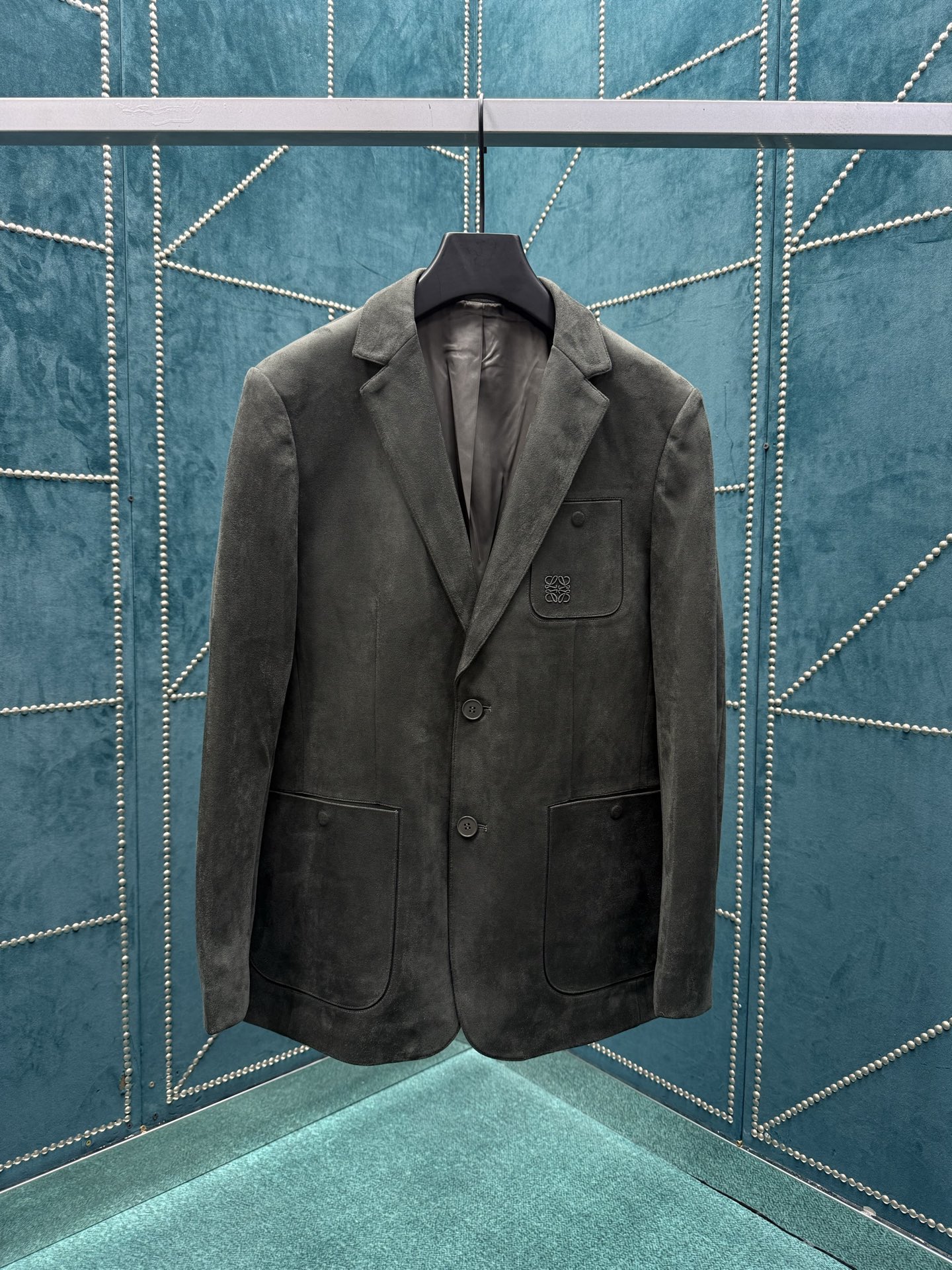 NO:523913,Loewe 25ss new work jacket, loose fitting with classic collar, chest embroidery, multi-pockets, high-end version, 48.50.52.54.56.,,loewe, jackets & coats,alexander wang19860909罗意威25ss新款工装外套 宽松版型自带经典衣领 胸口饰有Anagram刺绣 多口袋 高版本 码数48.50.52.54.56.,,loewe,jackets & coats,alexander wang,Men's clothing