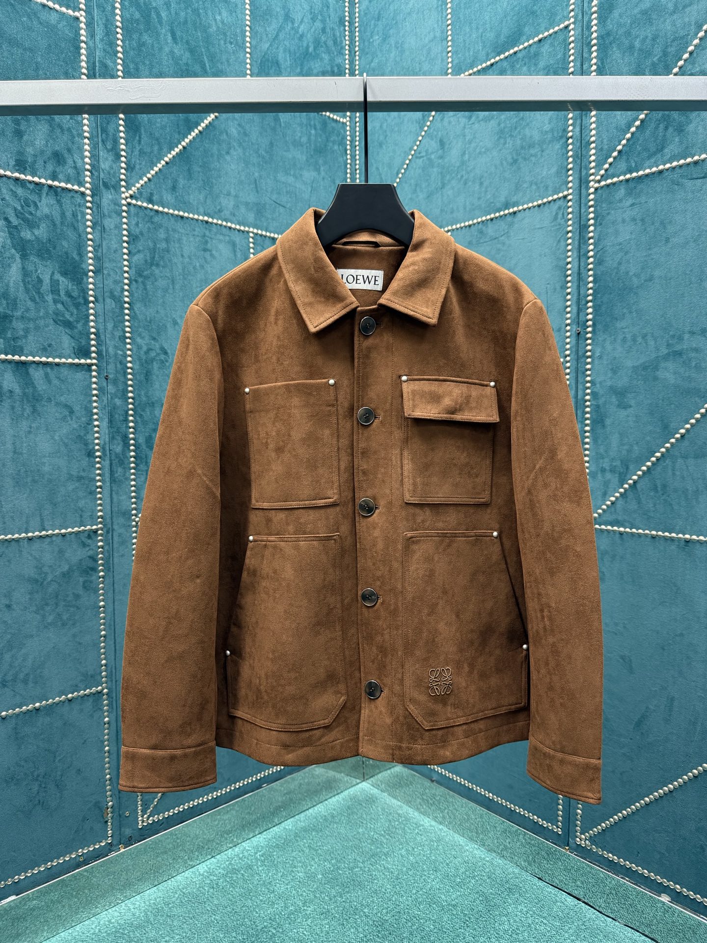 NO:523907,Loewe 25ss new work jacket with classic collar in brown pocket with Anagram embroidery High-version 48.50.52.54.56.,,loewe, jackets & coats,alexander wang19860909罗意威25ss新款工装夹克 棕色自带经典衣领 口袋饰有Anagram刺绣 高版本 码数48.50.52.54.56.,,loewe,jackets & coats,alexander wang,Men's clothing