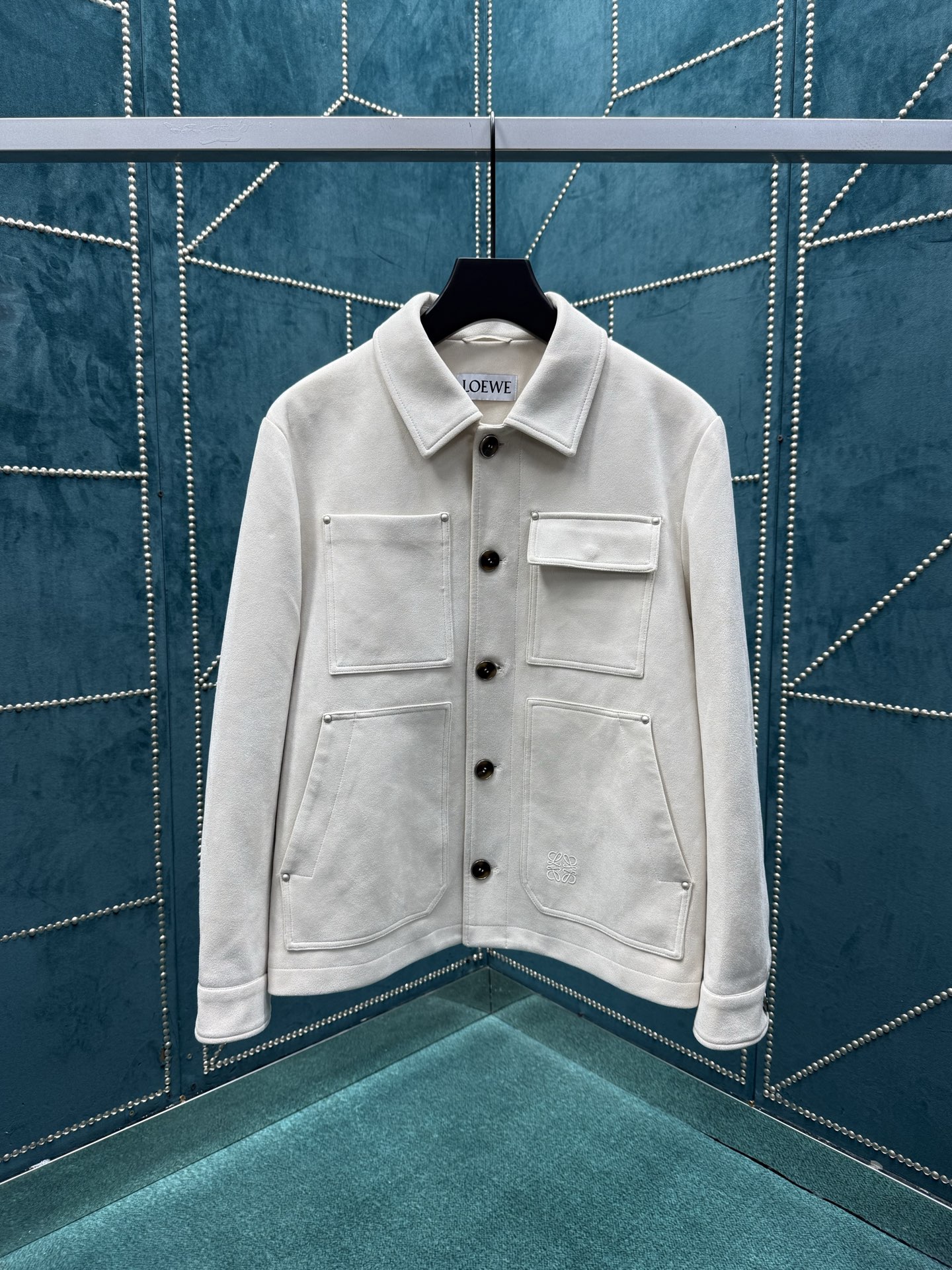 NO:523909,Loewe 25ss new work jacket with classic collar in white pocket with Anagram embroidery High-version 48.50.52.54.56.,loewe, jackets & coats,alexander wang19860909罗意威25ss新款工装夹克 白色自带经典衣领 口袋饰有Anagram刺绣 高版本 码数48.50.52.54.56.,,loewe,jackets & coats,alexander wang,Men's clothing