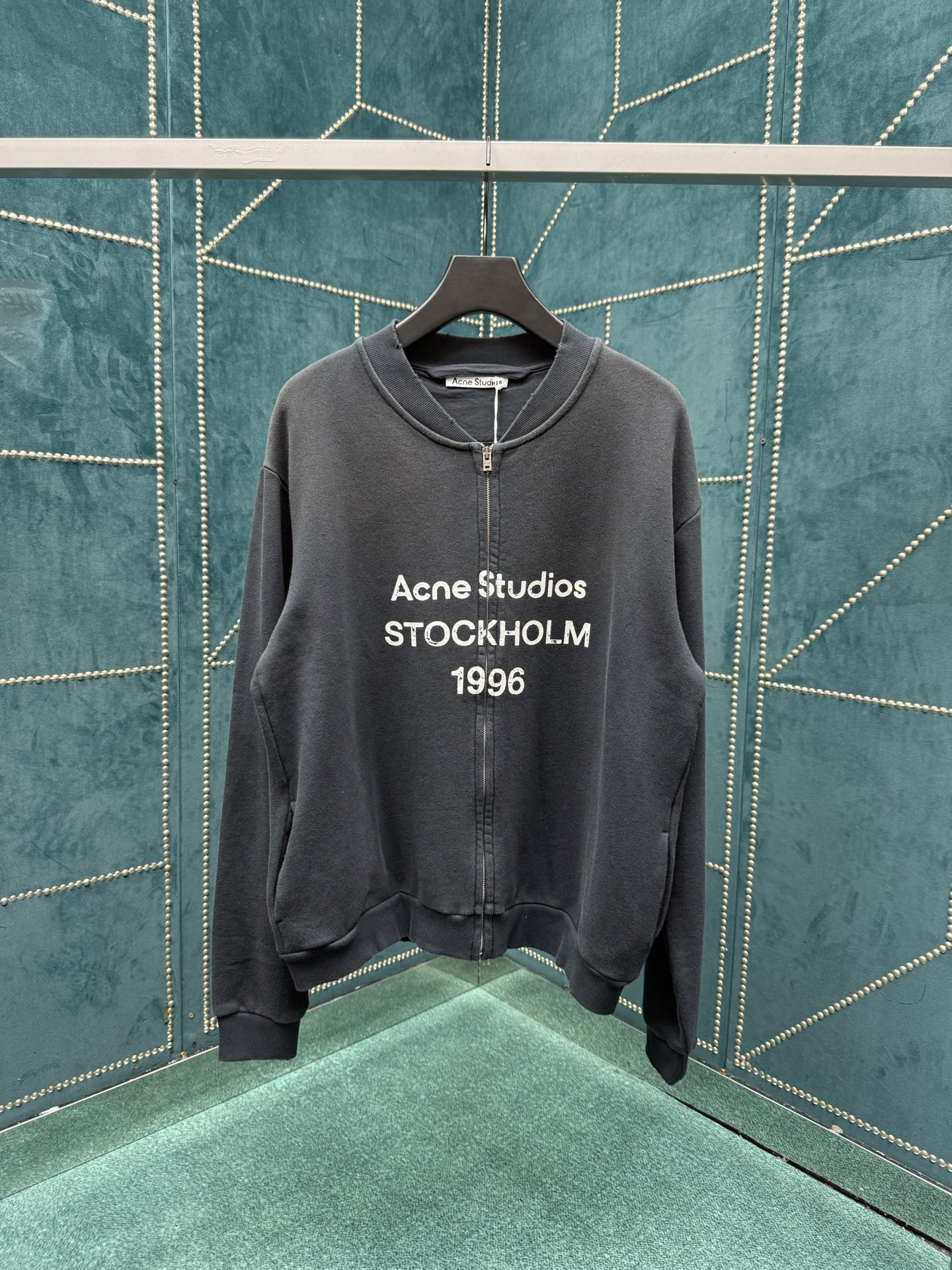 NO:523915,Acne Studios 1996 logo print on the front, the neckline, cuff and hem are ribbed, and the overall details are treated with side pockets. The cut is standard, and the length is below the waist. Size S.M.L.XL.,,acne studios, dior, chanel, hoodie, sweatshirts, jackets & coats, alexander wang19860909ac家25ss新款拉链卫衣外套 圆领拉链开襟衫,采用棉混纺面料制作,经过处理呈现出一种穿旧的效果.正面印有Acne Studios 1996标识印花,领口、袖口和下摆采用罗纹设计,同时整体带有做旧细节处理.配有侧袋.剪裁为标准版型,长度至腰部以下. 码数S.M.L.XL.,,acne studios,dior,chanel,hoodie,sweatshirts,jackets & coats,alexander wang,Men's clothing