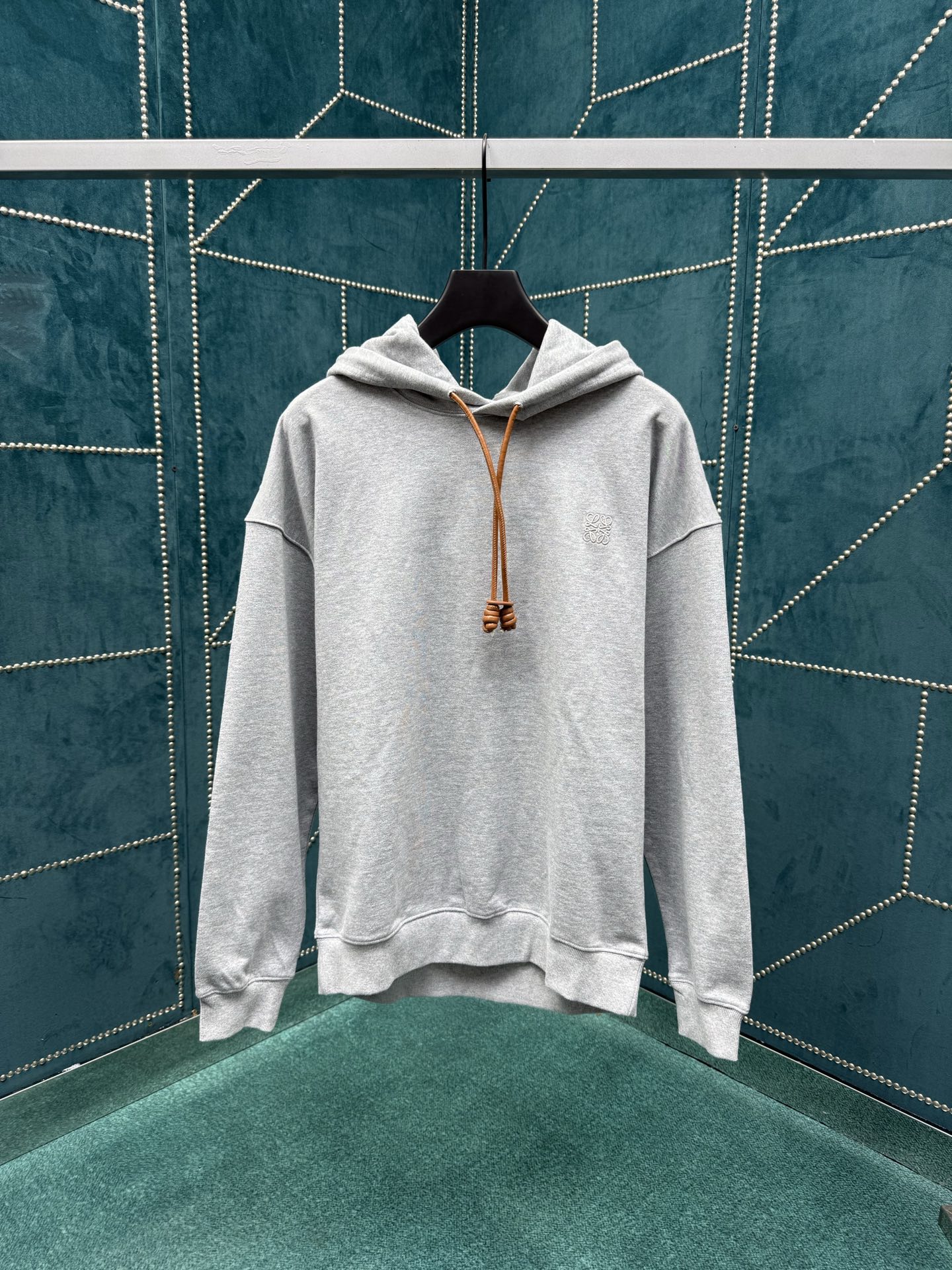 NO:523908,Loewe's new medium-weight cotton and cashmere fleece hooded sweatshirt with hooded collar with Flamenco style leather knot drawstring. Size S.M.L.XL., loewe, hoodie, sweatshirts, hats, alexander wang19860909罗意威 新款中克重棉质和羊绒抓绒连帽卫衣,连帽衣领饰有 Flamenco 风格皮革绳结抽绳. 码数S.M.L.XL.,,loewe,hoodie,sweatshirts,hats,alexander wang,Men's clothing