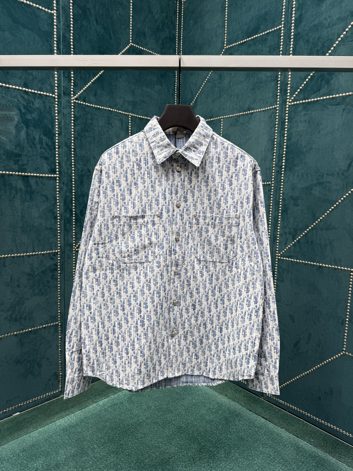 NO:523891,Dior 25ss new jacket shirt blue and white cotton denim Oblique Kasuri print This jacket shirt takes inspiration from ancient Japanese textile craftsmanship and reinterprets the classic Oblique print. It is carefully crafted from blue and white cotton denim, and is decorated with bleaching. It can be worn with matching jeans to create a complete look. Size 39.40.41.42.,,dior,jeans,jackets & coats,shirts,alexander wang19860909迪奥25ss新款外套衬衫蓝色和白色棉质牛仔布 Oblique Kasuri 印花 这款外套衬衫从日本古老纺织工艺汲取灵感,重新诠释经典的 Oblique 印花.采用蓝色和白色棉质牛仔布精心制作,通体饰以漂白效果.可与配套的牛仔裤搭配穿着,打造浑然一体的造型. 码数39.40.41.42.,,dior,jeans,jackets & coats,shirts,alexander wang,Men's clothing