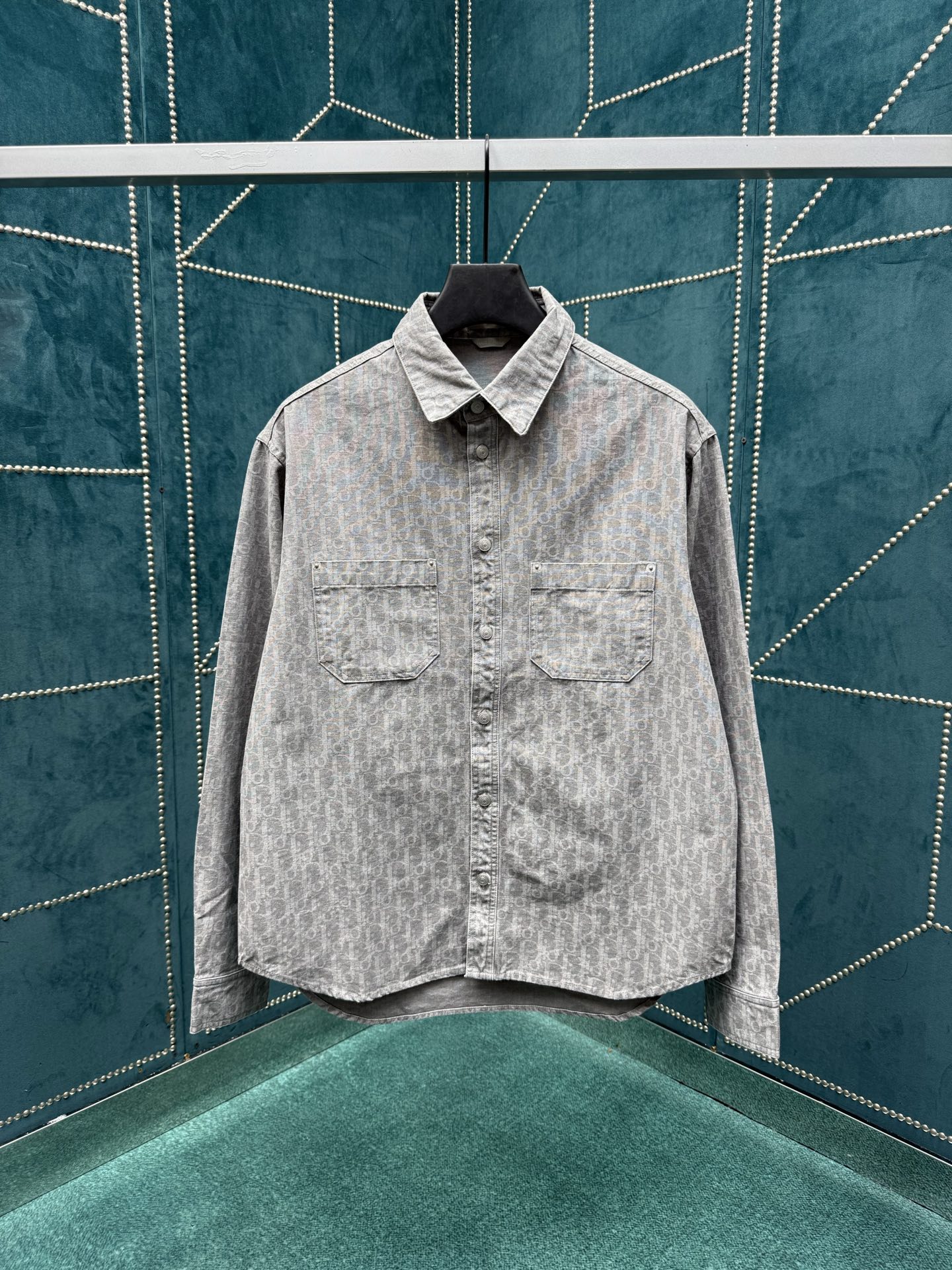 NO:523894,Dior 25ss new jacket and shirts are decorated with Oblique prints, which are a new interpretation of Dior's classic patterns. They are carefully crafted from gray cotton denim, with patch pockets on the chest and dior logo on the buttons. The unique and simple design can be matched with sportswear or more classic styles. 39.40.41.42.,,dior,dior,jackets & coats,shirts,alexander wang19860909迪奥 25ss新款外套衬衫通体饰以 Oblique 印花,全新演绎 Dior 的经典图案.采用灰色棉质牛仔布精心制作,胸前带有贴袋,纽扣饰以 Dior 标志.别出心裁的简约设计,可搭配运动服饰或更为经典的造型. 码数39.40.41.42.,,dior,dior,jackets & coats,shirts,alexander wang,Men's clothing