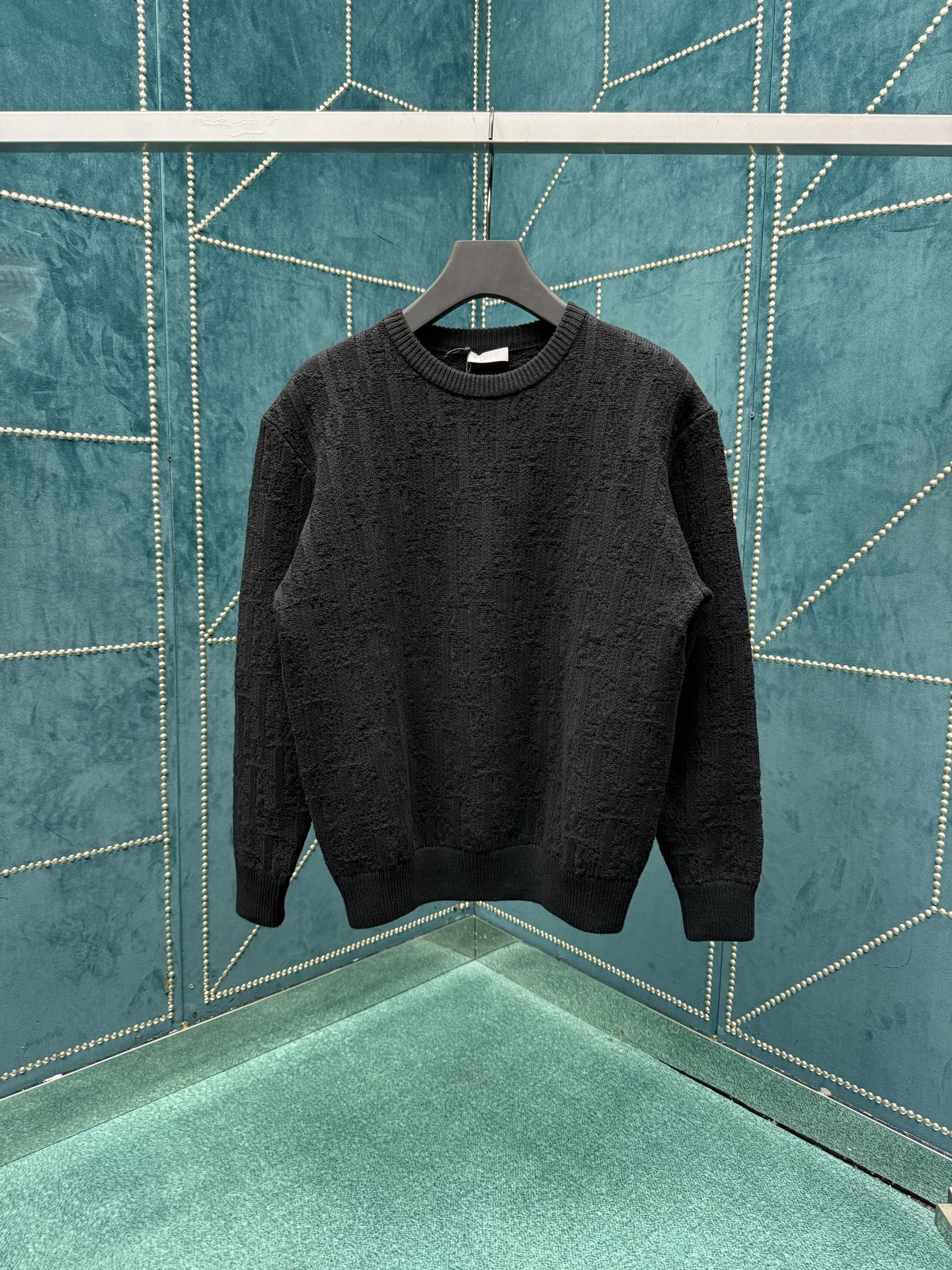 NO:523900,Dior 25ss new knitted sweater, black cotton-blend jacquard fabric Oblique print This knitted sweater highlights Dior's classic Oblique print. It is carefully crafted from black cotton-blend jacquard fabric, with a comfortable fit, with ribbed finishes on the neckline, cuffs and bottom edges. The whole body is decorated with patterns and matched with the same tone graphic details to enhance the style. S.M.L.XL.,,dior,dior,alexander wang19860909迪奥25ss新款针织衫黑色棉质混纺提花面料 Oblique 印花这款针织衫突显 Dior 经典的 Oblique 印花.采用黑色棉质混纺提花面料精心制作,舒适版型,领口、袖口和底边搭配罗纹饰面.通体饰以图案,搭配同色调图形细节提升造型格调. 码数S.M.L.XL.,,dior,dior,alexander wang,Men's clothing