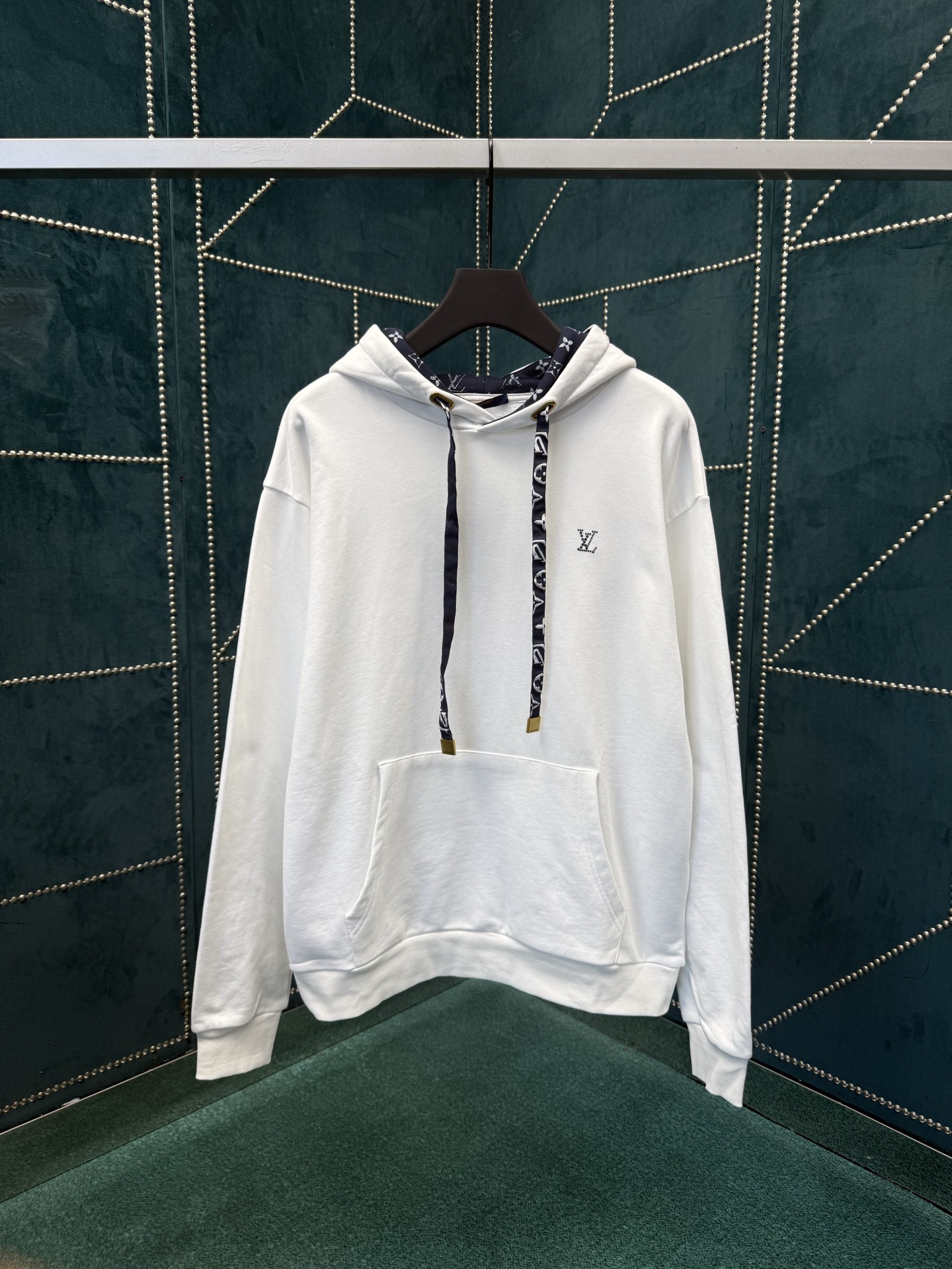 NO:523870,Donkey 25ss new cotton hoodie This cotton hoodie is laid out with the interior of the hood and ribbon-shaped drawstring Monogram print, paired with dazzling eyelets and exquisite drawstring ends, which can easily upgrade travel or daily style. S.M.L.XL.,,louis vuitton,louis vuitton,hats,alexander wang19860909驴家25ss新款棉质连帽衫本款棉质连帽衫为风帽内部和丝带造型抽绳铺陈 Monogram 印花,搭配耀目孔眼与考究抽绳端头,可轻松升级旅行或日常造型. 码数S.M.L.XL.,,louis vuitton,louis vuitton,hats,alexander wang,Men's clothing