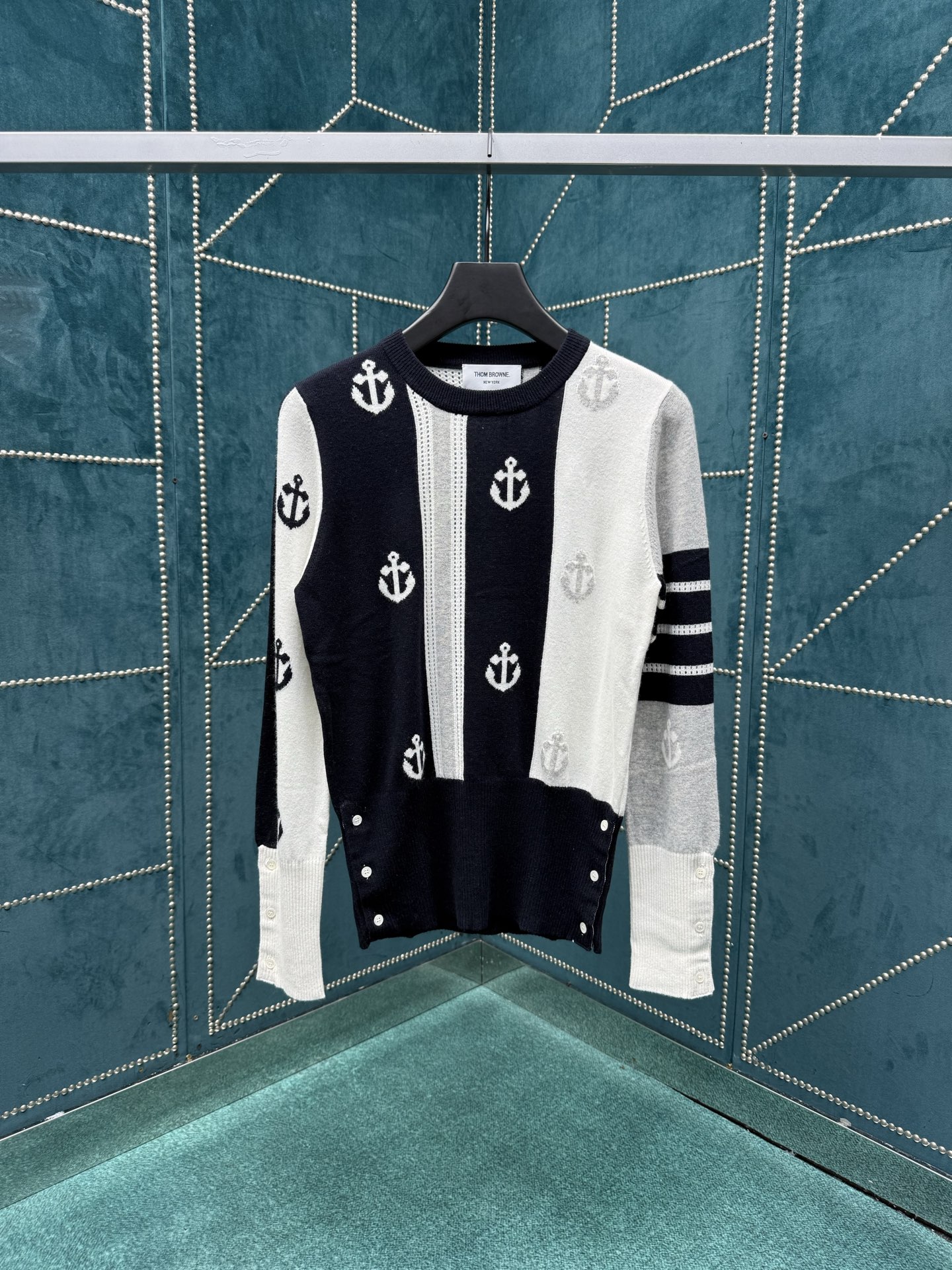 NO:523902,TB25ss new autumn and winter new spliced ​​contrasting anchor sweater blue gray and white mutual color matching process High-version code number 36.38.40.,,sweaters,alexander wang19860909TB25ss新款秋冬新款拼接撞色船锚毛衣 蓝灰白的相互拼色处理 高版本 码数36.38.40.,,sweaters,alexander wang,Men's clothing