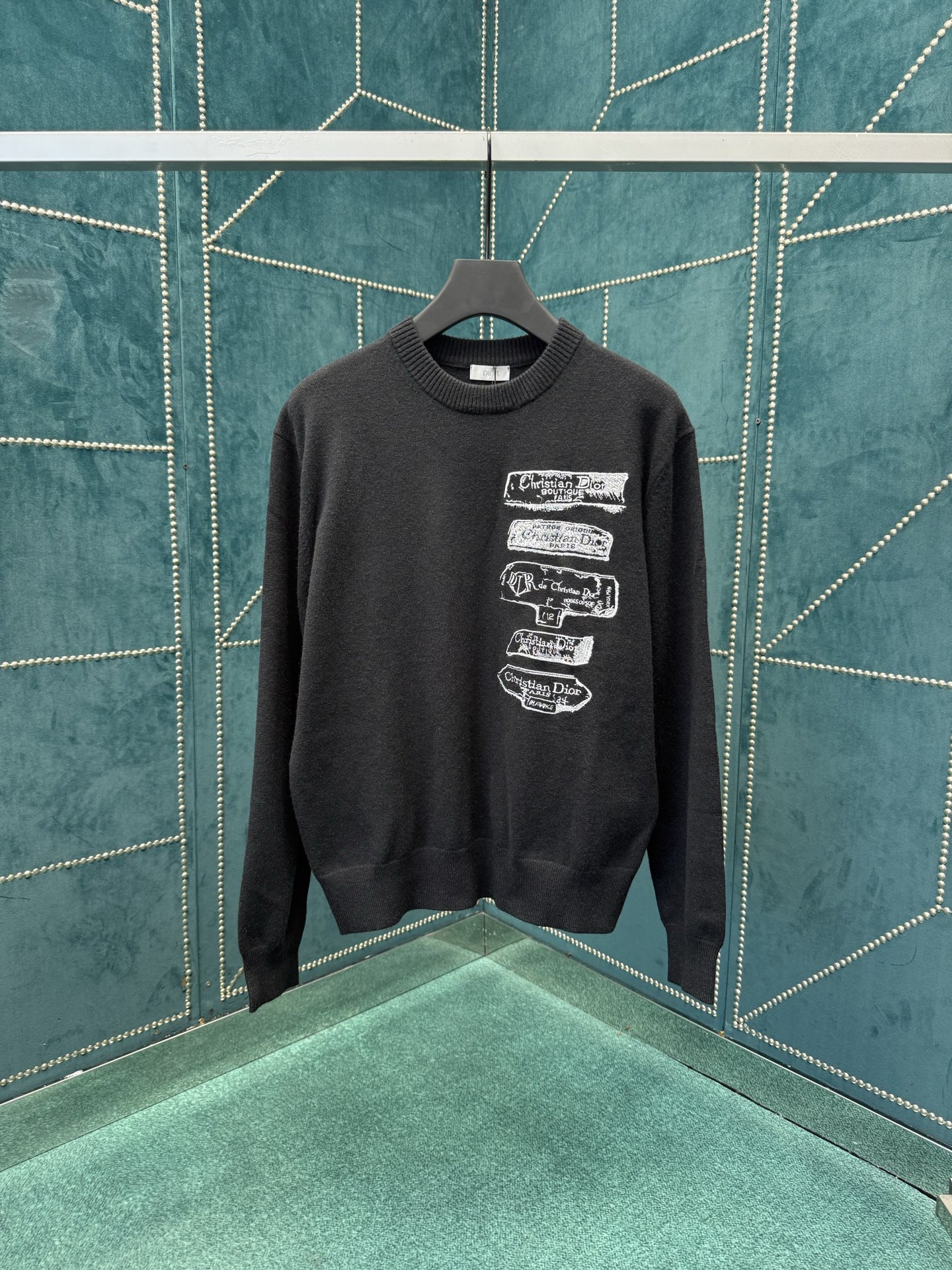 NO:523888,Dior New Knitted Sweater This sweater is embroidered with Dior Archives Labels logo embroidery, reinventing the Dior brand label. It is carefully crafted from white wool jersey fabric, paired with a ribbed round neck, bottom edge and cuffs. It can be worn in close-fitting and brings a warm wearing experience to the spring look. S.M.L.XL.,,dior,dior,alexander wang19860909迪奥新款针织衫这款针织衫饰以Dior Archives Labels标志刺绣,焕新诠释 Dior 品牌标签.并且采用白色绵羊毛平纹针织面料精心制作,搭配罗纹圆领、底边和袖口.可贴身穿着非常舒适,可为春季造型带来温暖的穿着体验. 码数S.M.L.XL.,,dior,dior,alexander wang,Men's clothing