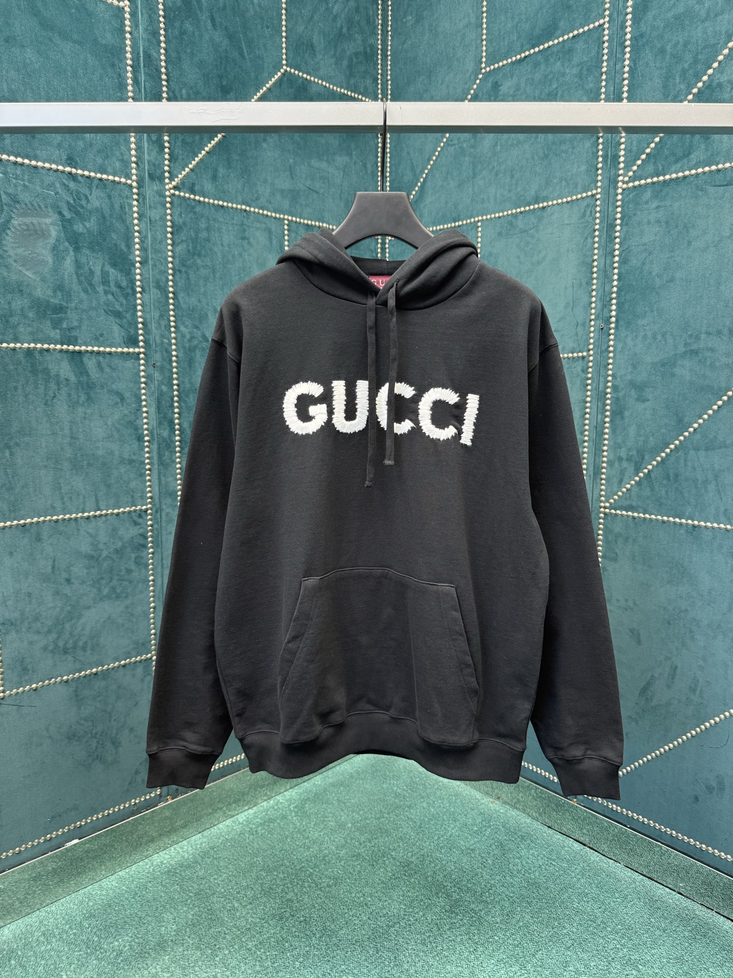 NO:523885,G Home 25ss new embroidered knitted cotton hooded sweatshirts, a variety of new season knitted items continue to interpret the brand elements ingeniously. This regular version of hooded sweatshirts is ingeniously created with fine velvet knitted cotton, cleverly incorporates Gucci wool yarn embroidery, making the entire design more charming. The number of codes XS.S.M.L., gucci, gucci, hoodie, sweatshirts, hats, alexander wang19860909G家25ss新款饰刺绣针织棉连帽卫衣多款新季针织单品持续匠心演绎品牌元素.这款常规版型连帽卫衣以细绒针织棉匠心打造,巧妙融入Gucci羊毛纱线刺绣,令整个设计更添魅力. 码数XS.S.M.L.,,gucci,gucci,hoodie,sweatshirts,hats,alexander wang,Men's clothing