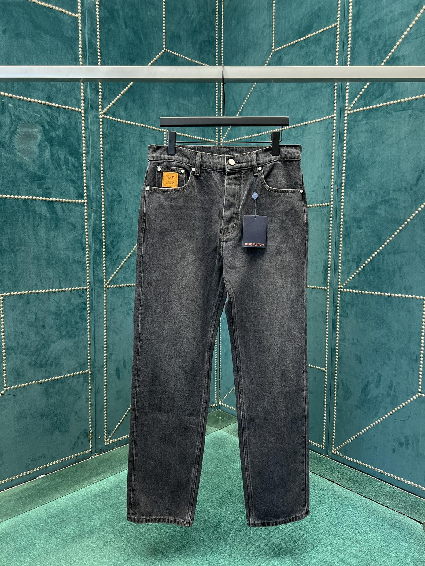 NO:523893,Donkey 25ss new LV skateboard jeans This skateboard jeans are made of Japanese seiko denim, which uses craftsmanship and ingenuity to interpret the classic design. The back pocket is embroidered with bright thread, and the ticket bag is embroidered with nubby leather logo patches, which can be easily matched with various shapes. The number of codes is 30.32.34.36.,,louis vuitton,louis vuitton,louis vuitton,jeans,alexander wang19860909驴家25ss新款LV 滑板牛仔裤本款滑板牛仔裤选用日本精工丹宁布,以匠艺巧思重释经典设计.后袋处以明线刺绣 LV 字母,票袋与腰际点缀正绒面革标识贴饰,可轻松搭配各式造型. 码数30.32.34.36.,,louis vuitton,louis vuitton,louis vuitton,jeans,alexander wang,Men's clothing